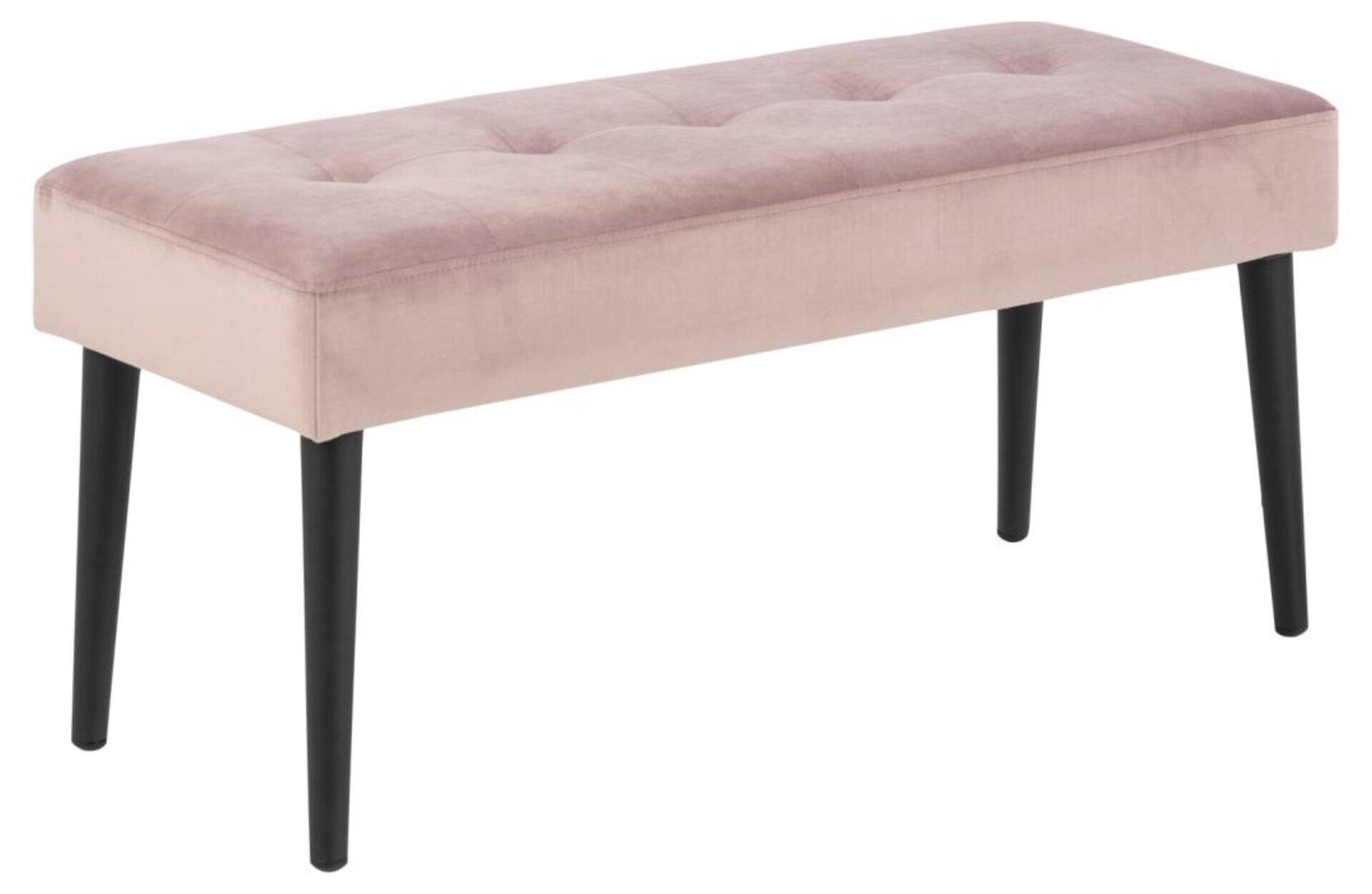 Gepolsterter Hocker Glory in hellrosa mit Samtbezug und dezentem Knopfdruckmuster, die schlanken, dunkel gehaltenen Beine sind leicht gespreizt.