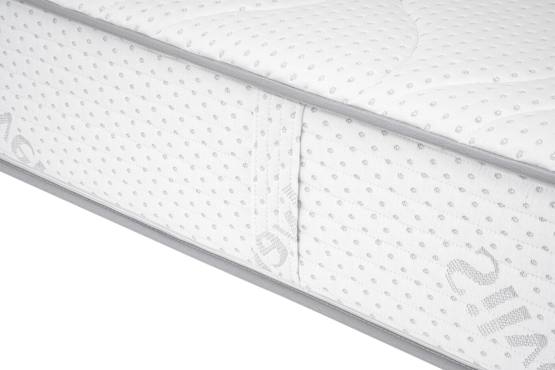 Detailansicht des Matratzenkerns der ComfortPur P2620 Matratze mit wellenförmigen Stahlfedern und prägierter Oberfläche für verbesserte Luftzirkulation.