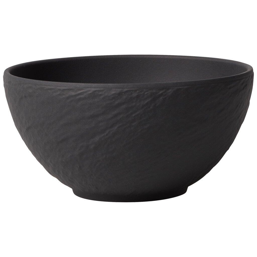 Schwarze, rund gestaltete Schale der Serie Manufacture Rock von Villeroy & Boch mit schieferoptischer Oberfläche und mattem Finish, dargestellt in einer Dreiviertelansicht, die die Struktur und Form betont.