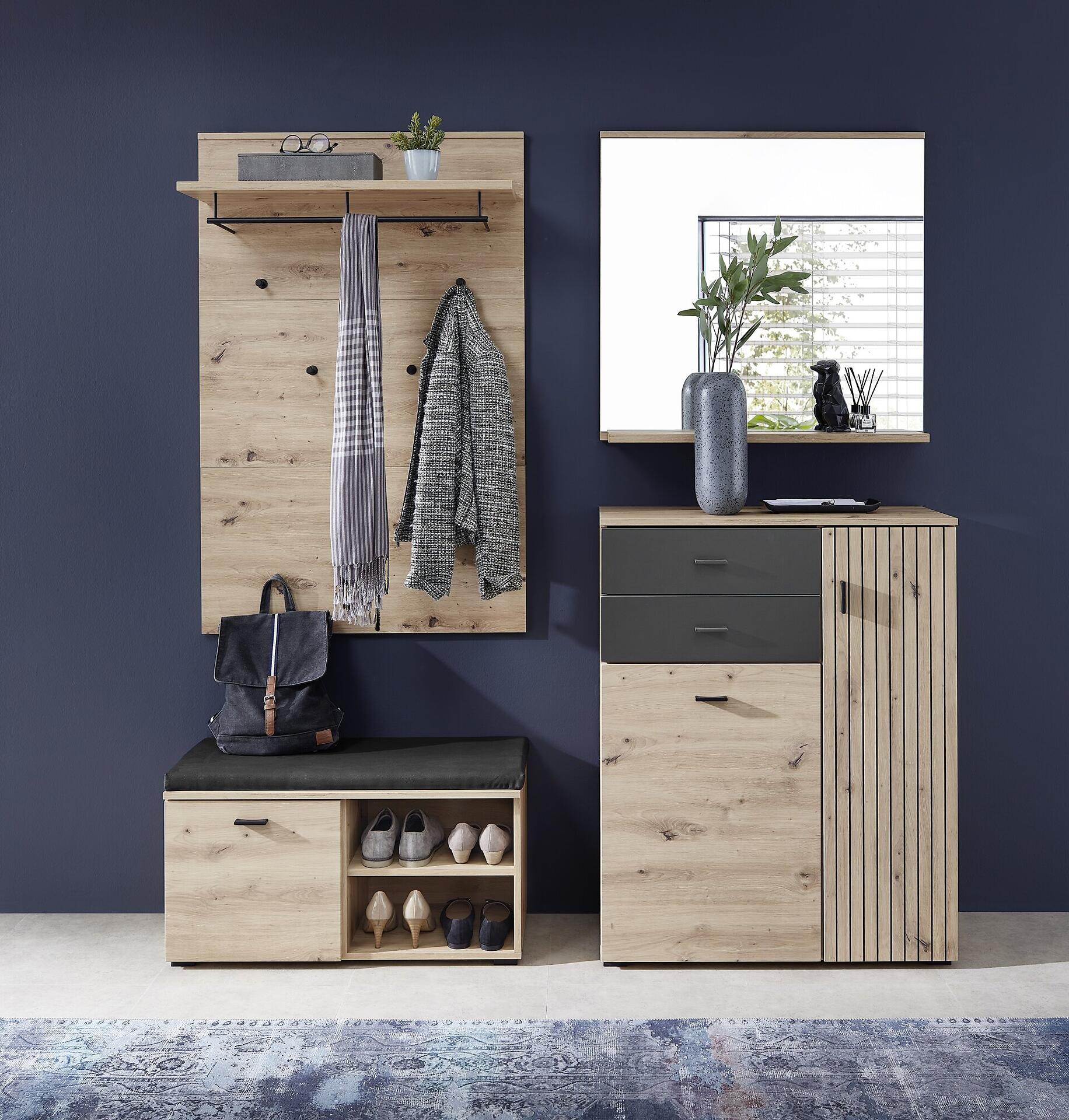 Garderoben-Kombi Buffalo mit Haken, Ablagefläche, Schuhablagen und Schuhschrank mit Schubladen und Auszugshelle, dargestellt in einer Gesamtansicht mit Sitzbank und Teppich.