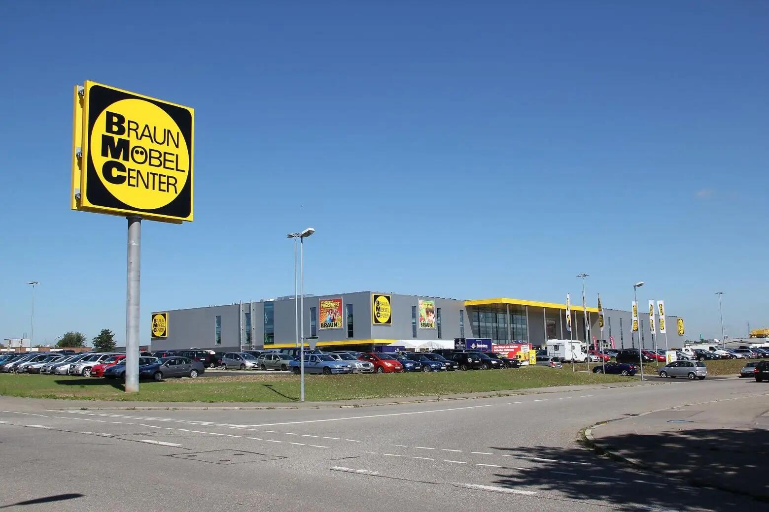 Braun Möbel Center Schild an einem Möbelhaus mit Parkplatz und umliegenden Gebäuden.