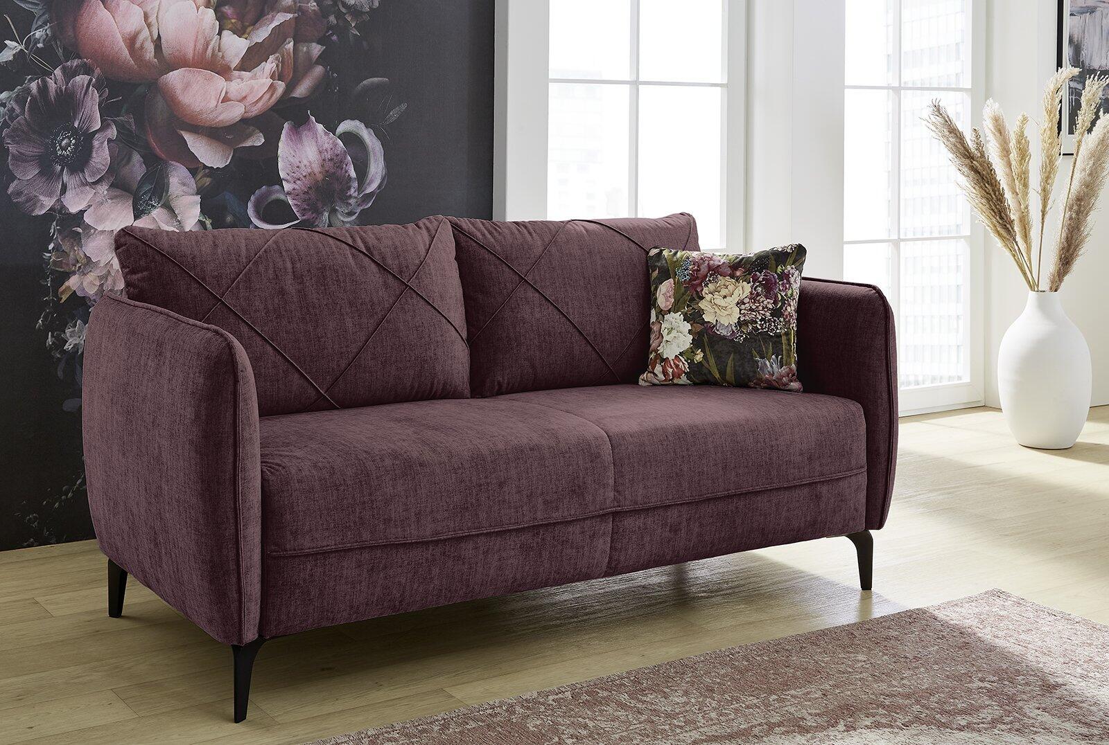 2,5-Sitzer Novara Ecksofa in Aubergine mit Karomuster, hohen Armlehnen und schwarzen Metallfüßen.
