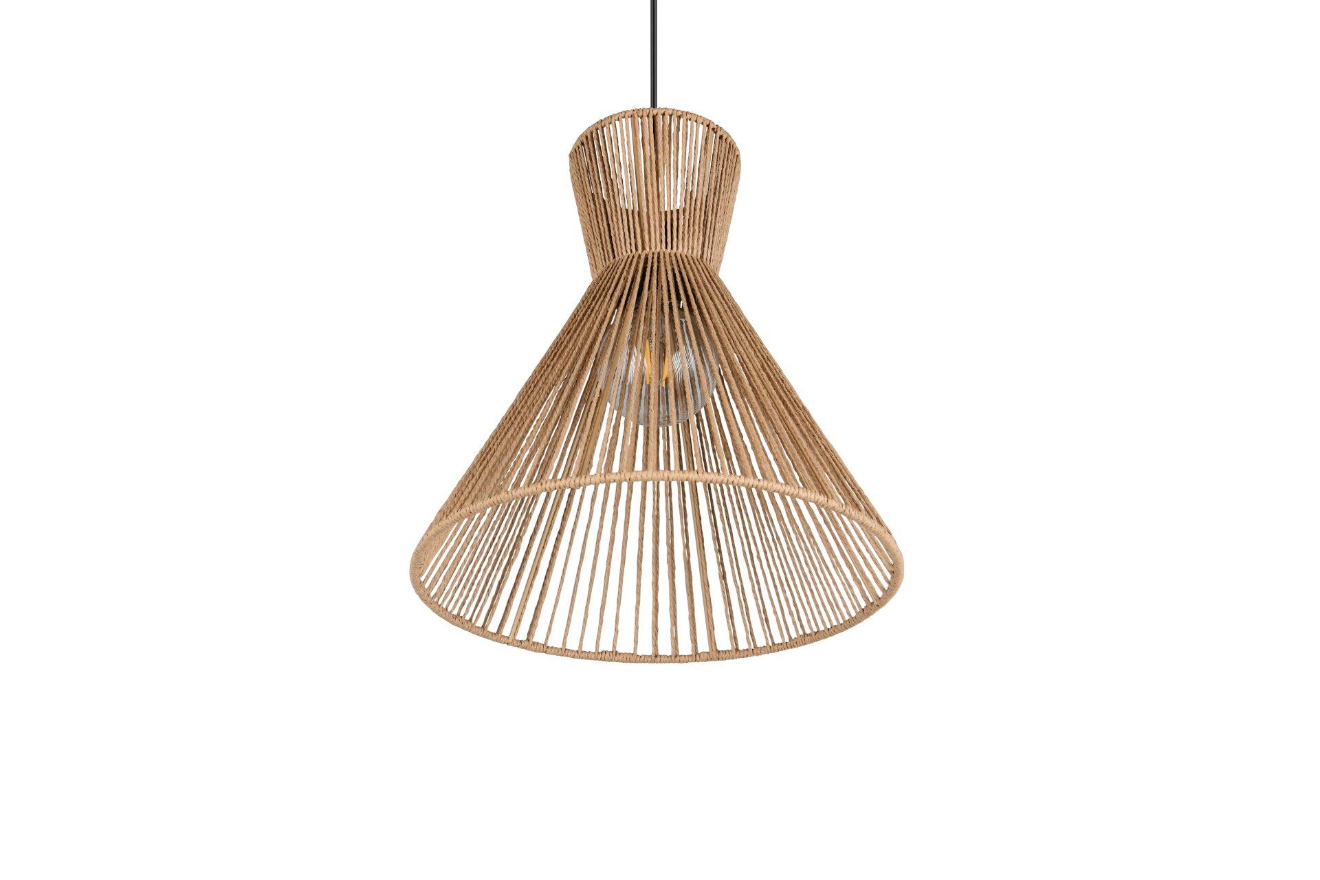 Pendelleuchte Rosalie mit konischer Form aus Rattan-Geflecht, die an einem schwarzen Kabel hängt und warm beleuchtet ist.