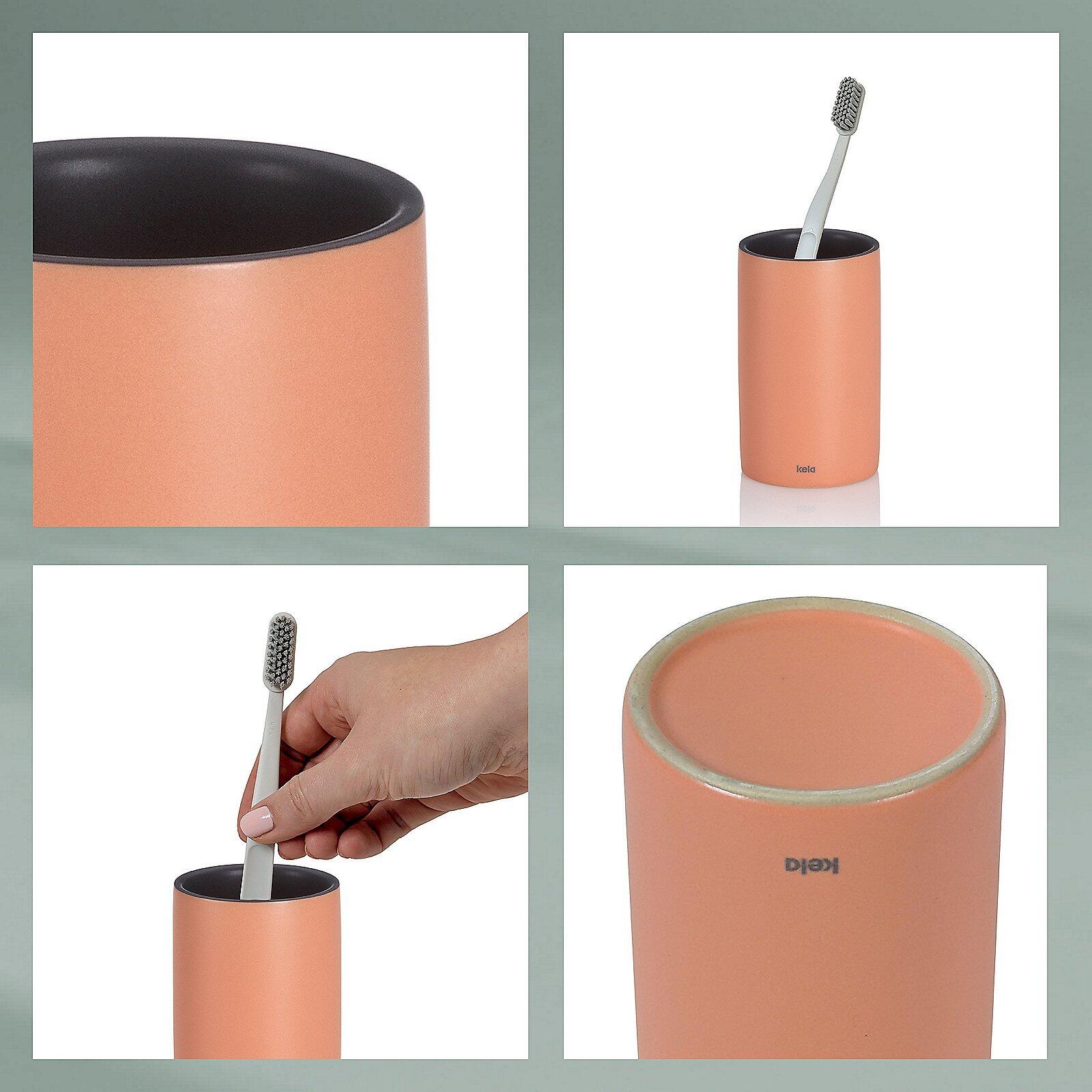 Orangefarbener Zahnbeker Matsi aus Keramik mit schwarzem Innenleben und IKEA-Logo, gezeigt von oben und frontal, sowie mit Zahnbürstenkopf im Gebrauch.