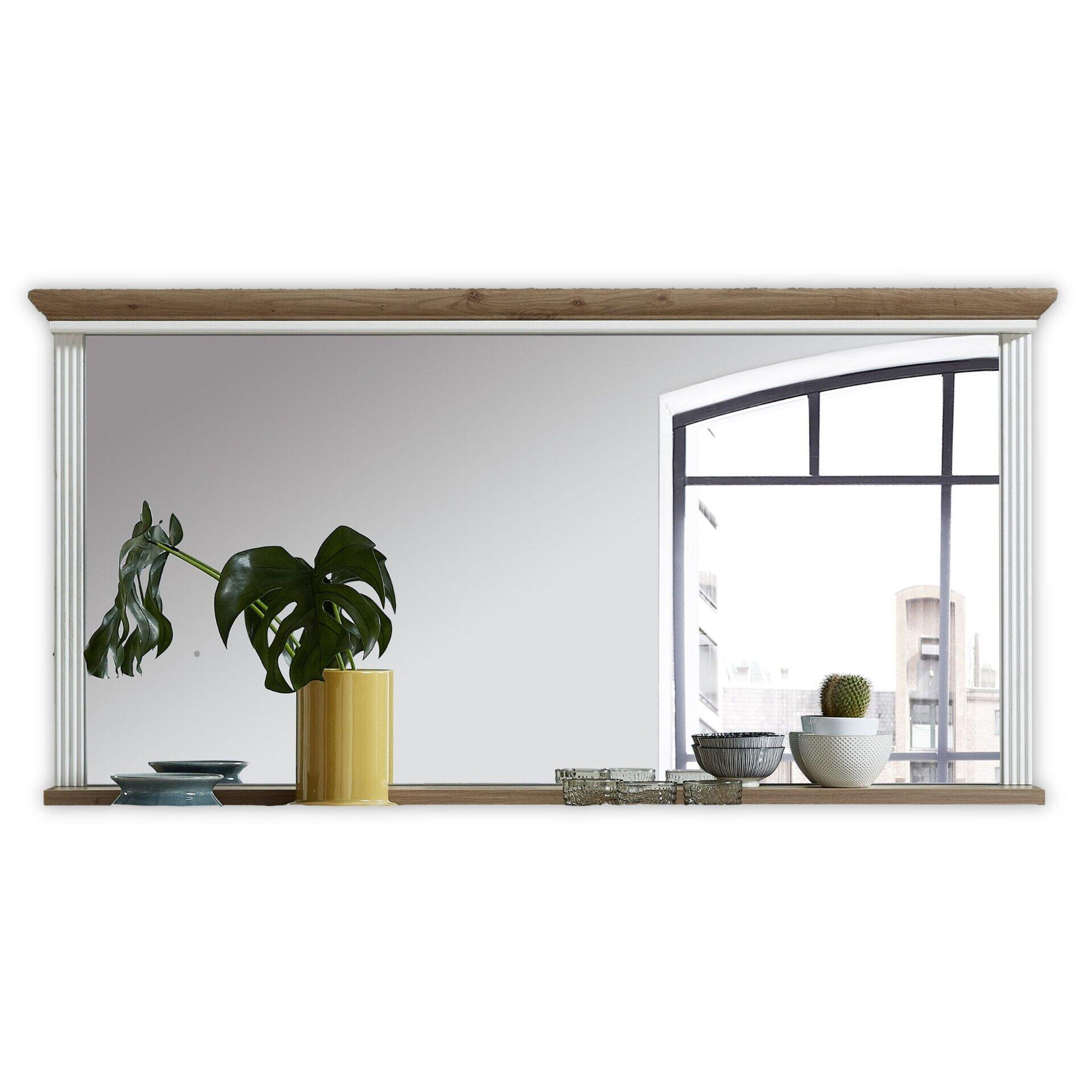 Wandregal Jasmin aus Abs. Artisan Eiche Nb mit Pinie hell MDF, zeigt eine frontale Ansicht mit Dekorationsgegenständen, die dessen Funktionalität als stilvolles Element zur Präsentation von Objekten demonstriert.
