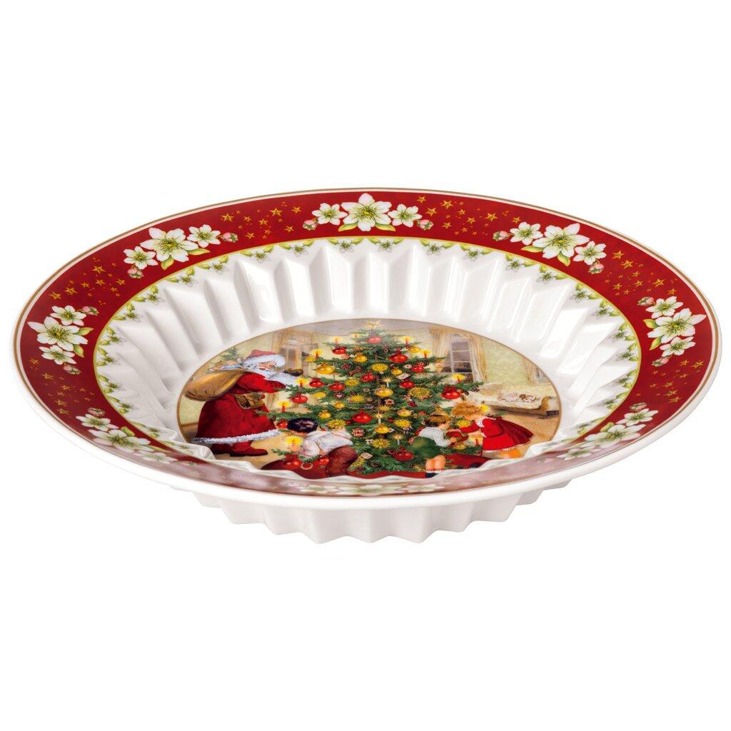Weihnachtliche Schale "Bescherung" von Villeroy & Boch mit gewölbter Form, geripptem Rand und einer festlichen Weihnachtsszene im Inneren sowie roten Akzenten und goldenen Sternen.