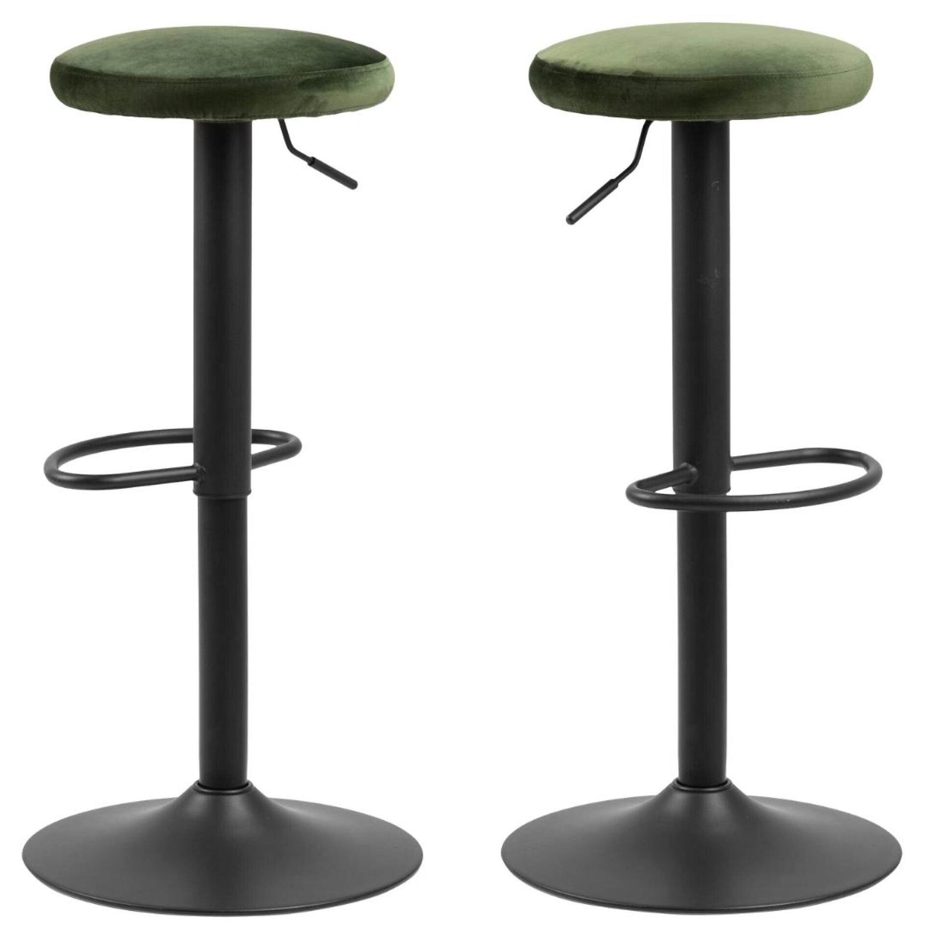Barhocker Finch im 3/4-Profil mit dunkelgrüner Samtpolsterung, schwarzem Metallfuß, gebogenem Fußring und Höhenverstellmechanismus.