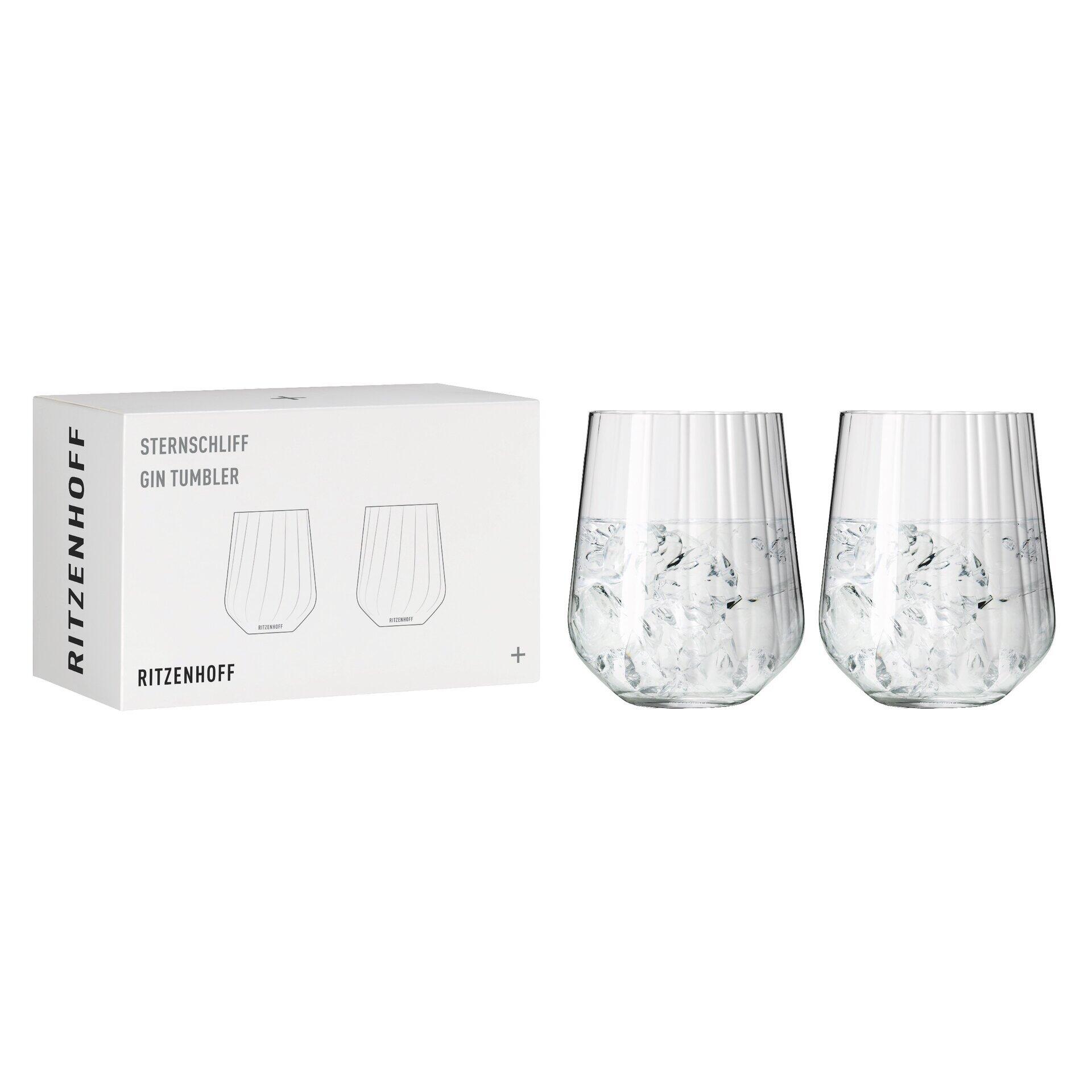 Zwei Gin-Tumbler mit Sternschliff-Muster von RITZENHOFF, präsentiert mit Eiswürfeln in einer Geschenkbox, aus leicht erhöhter Perspektive.