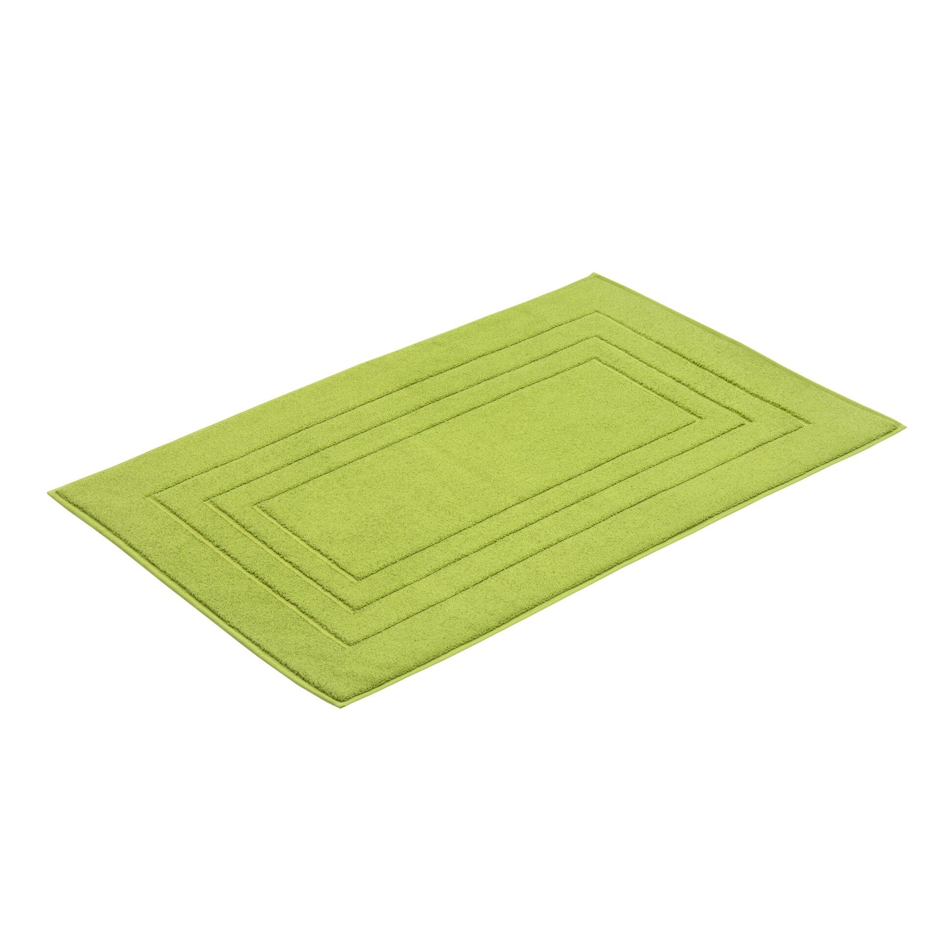 Badeteppich Vossen Feeling in Meadow Green mit strukturierter Oberfläche und gestreiftem Design auf weißem Hintergrund.