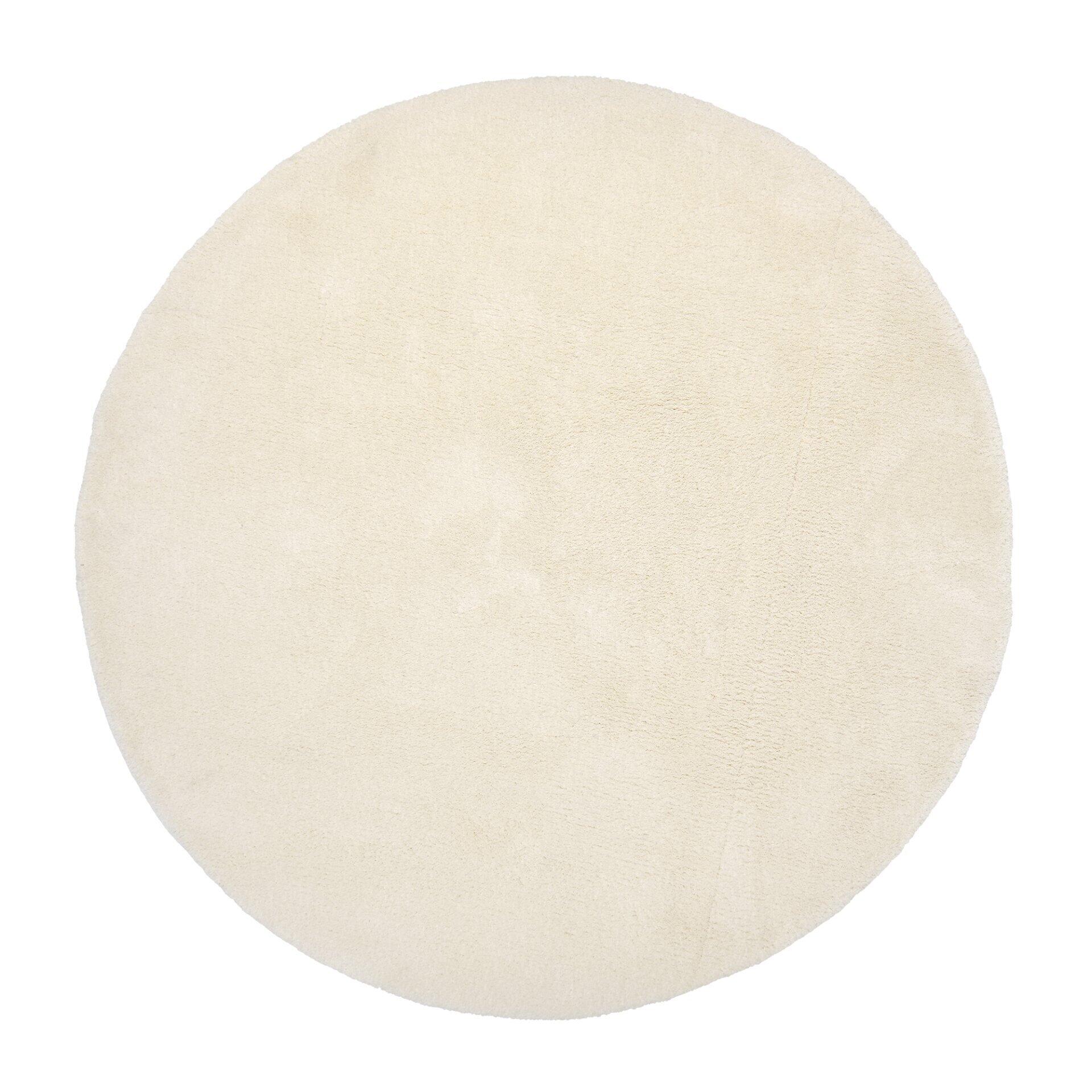 Flauschiger, rundlicher Maschinenwebteppich Mardin in Creme-Weiß mit hohem Flor aus 100% Polyester, aus der Vogelperspektive aufgenommen.