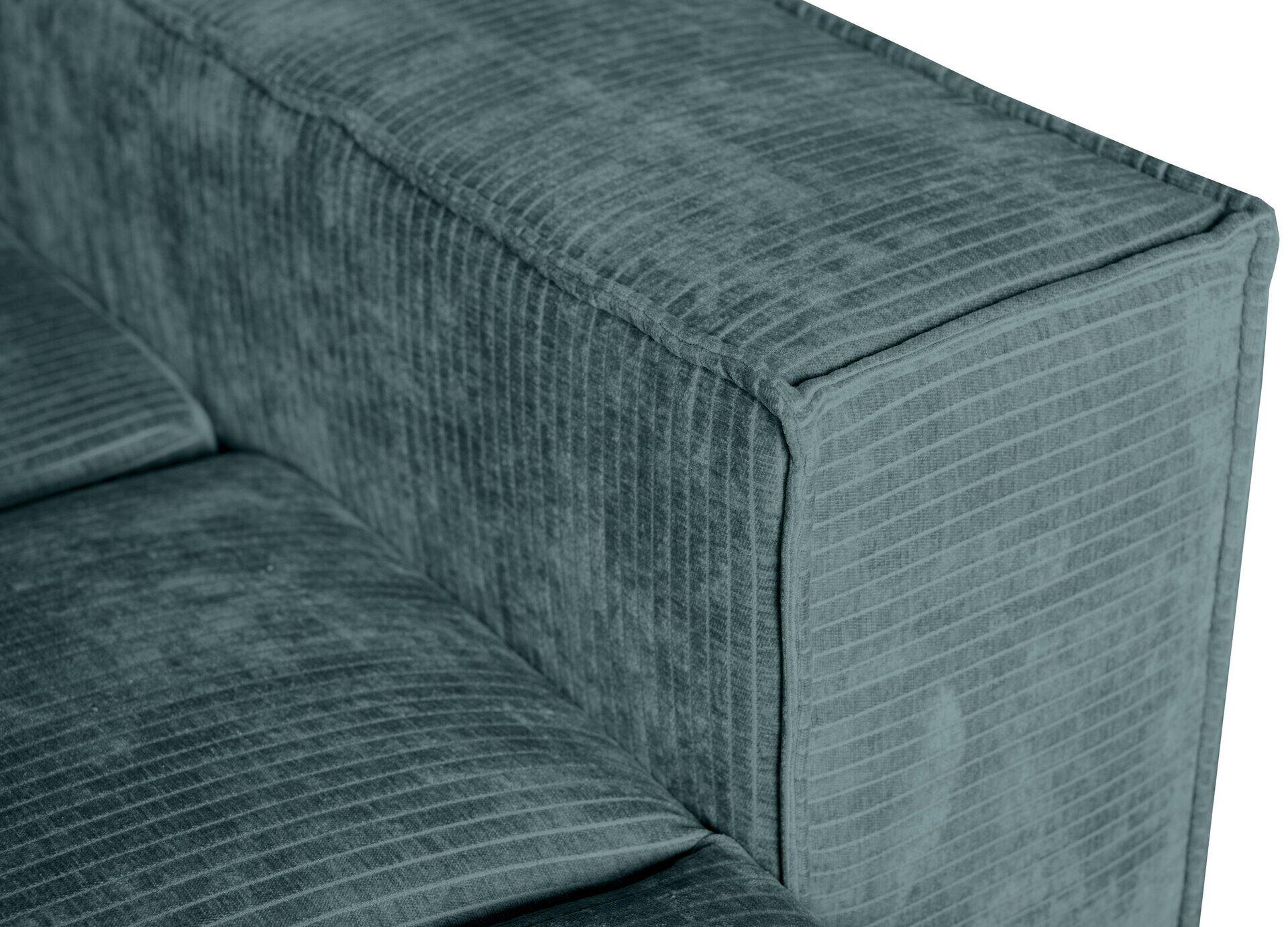 Detailaufnahme der graublauen Samt- oder Cord-Polsterung des Bigsofa Sky, die die vertikale Rippenstruktur und die rechteckige Form der Armlehne zeigt.