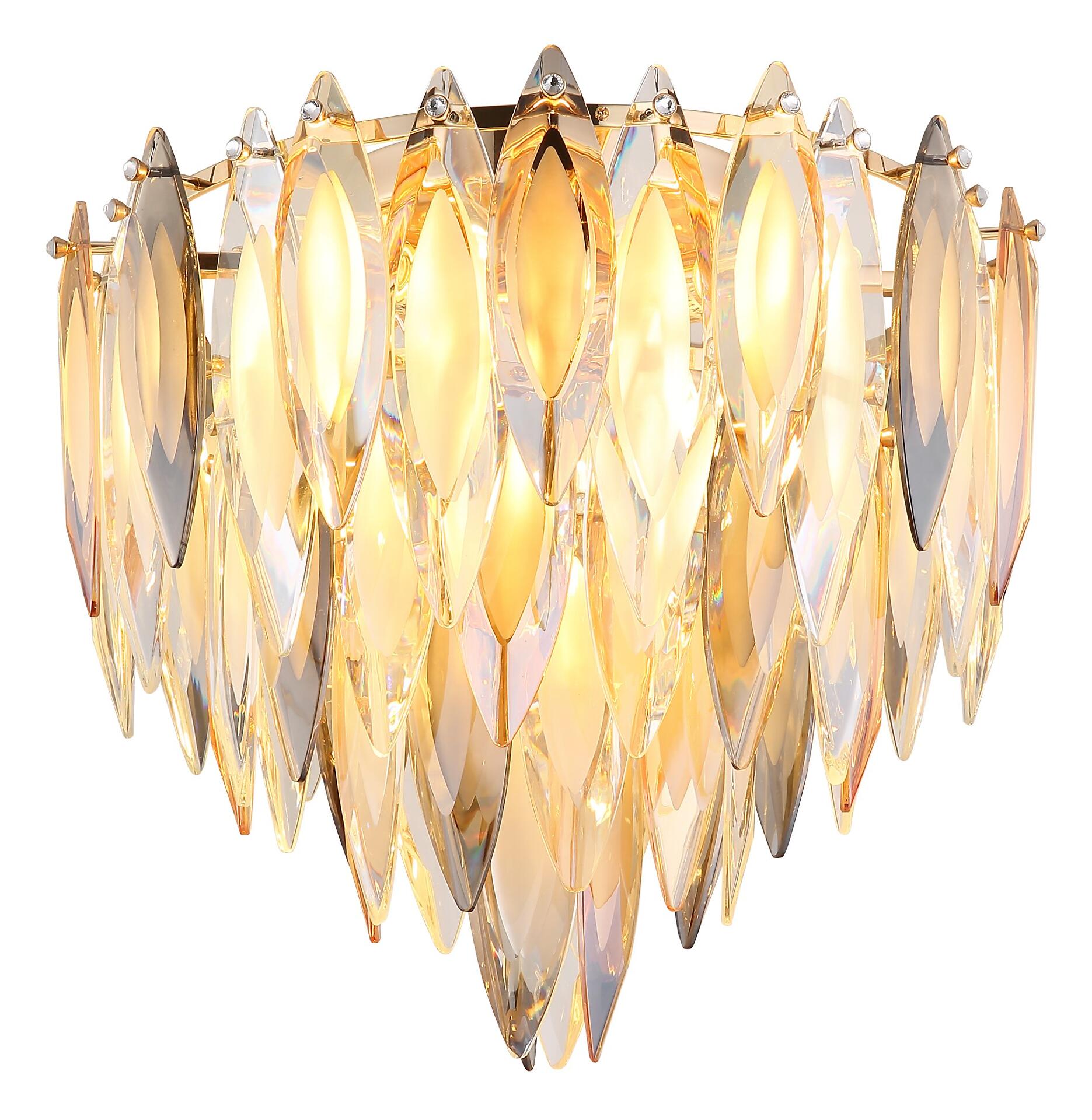 Dekorative Pendelleuchte DECKENLEUCHTE METALL GOLDFARBEN mit goldenem Metallrahmen und fächerförmig angeordneten, lichtreflektierenden Kristallelementen.