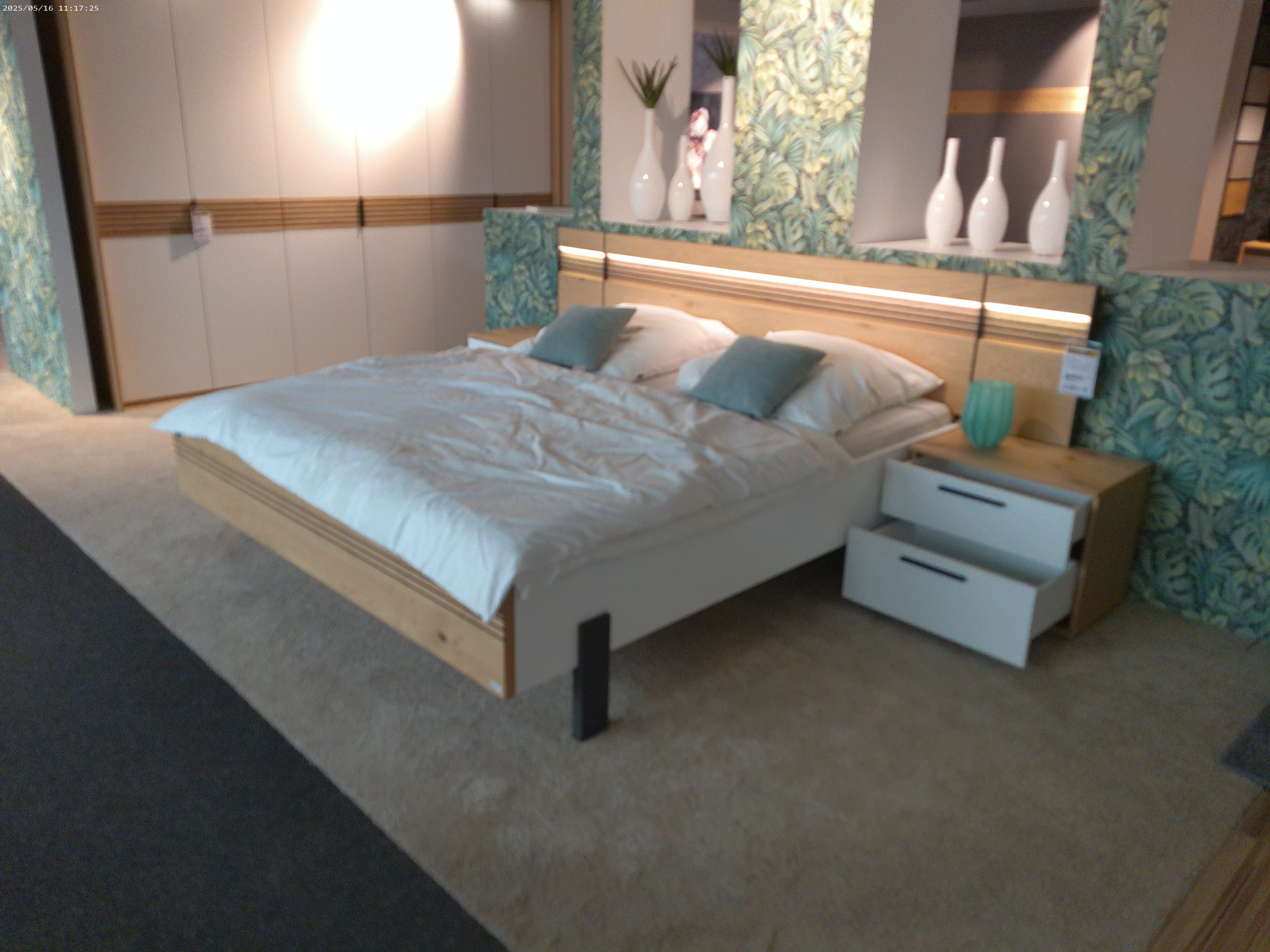 Schlafzimmer Balkeneiche furniert, Abs. Lack weiß Schlafzimmer Balkeneiche furniert, Abs. Lack weiß