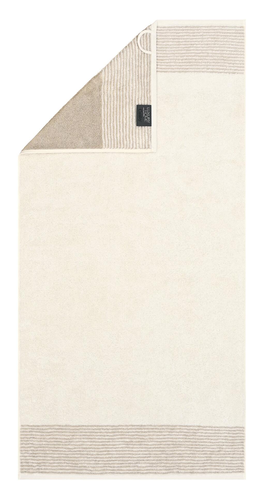 CAWÖ Duschtuch Two-Tone: flauschiger, beige Teppich mit dezentem Streifenmuster und kleinem CAWÖ-Etikett.