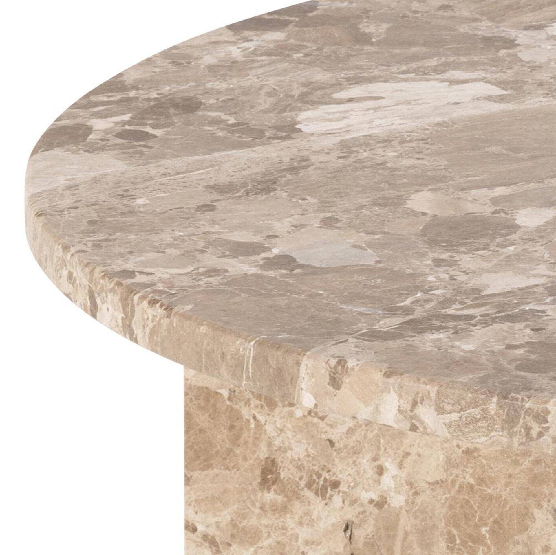 Runder Couchtisch Vega mit Marmorplatte, Detailaufnahme der Oberfläche mit abgerundeter Kante und natürlichem Muster aus Beige, Braun und Grau.