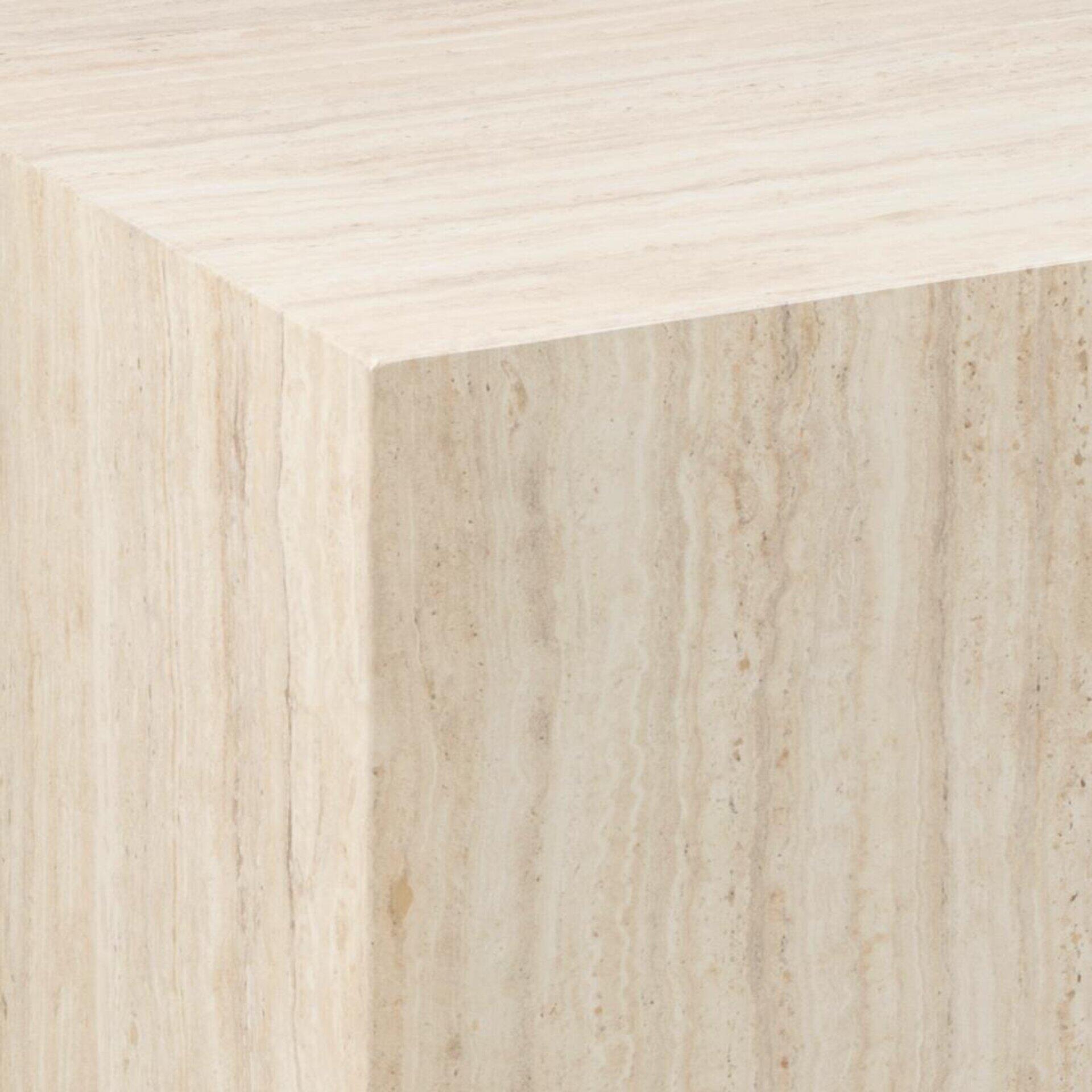 Detailaufnahme des hellbeige Marmors mit dunklen Maserungen und scharfen Kanten eines Couchtischs aus dem Set Dice.