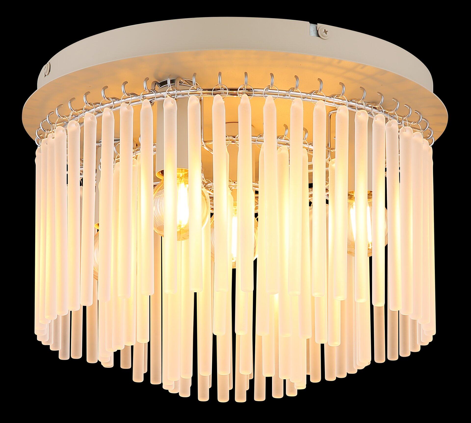 Deckenleuchte GORLEY mit fünf 40,00W Lampen, bestehend aus einer weißen Grundplatte, gebogenen Metallstreben und vertikal hängenden, beige-farbenen Glasstäben, die durch das Licht weich und durchscheinend wirken.