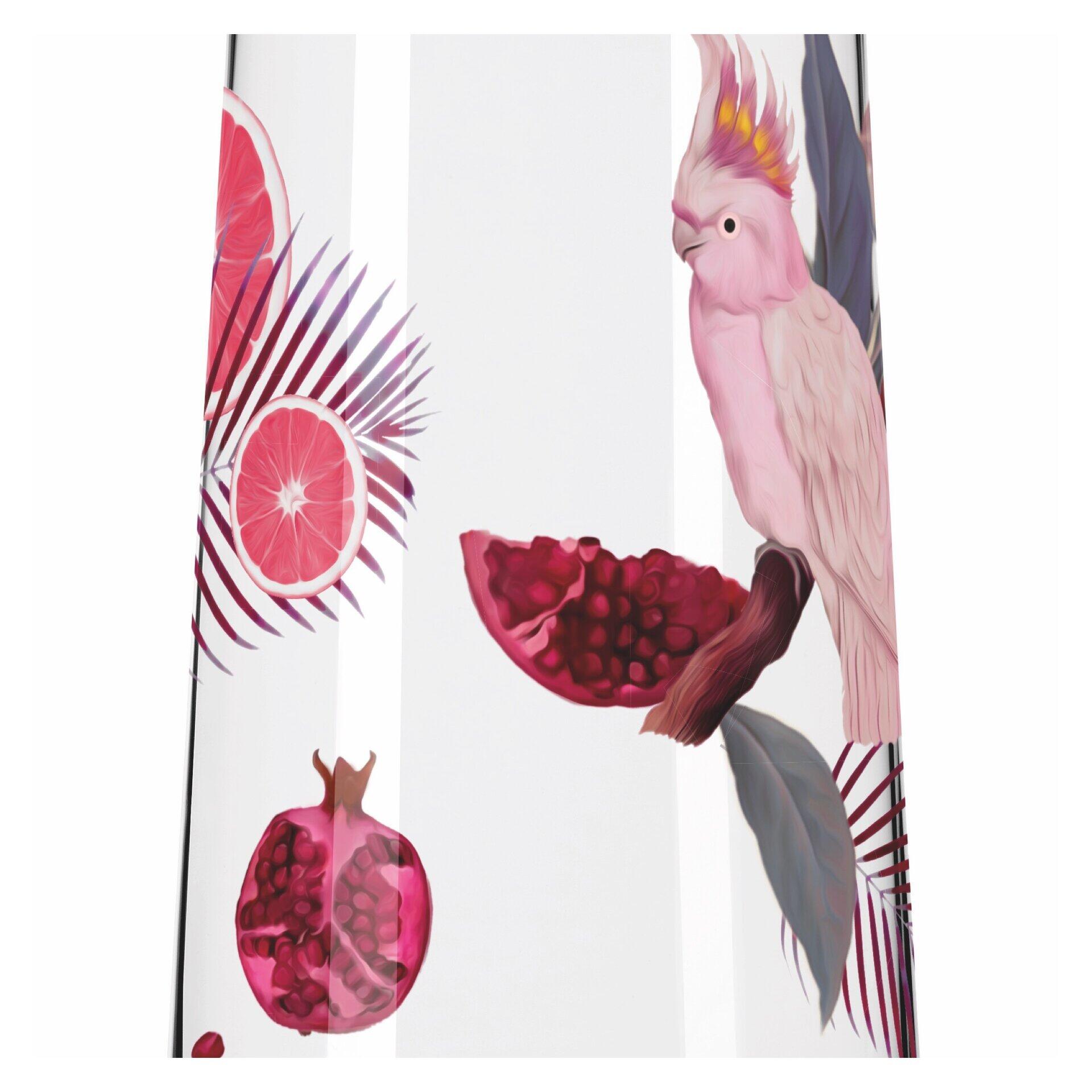 Stilisiertes Poster mit einem rosa Kakadu auf einem Ast vor einem Hintergrund aus Früchten, Blättern und geometrischen Mustern.