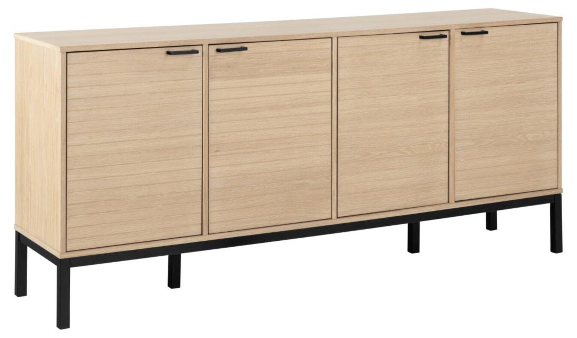 Anrichte Kensington mit Lamellenfront, drei Türen und schwarzen Griffleisten in Frontalperspektive.