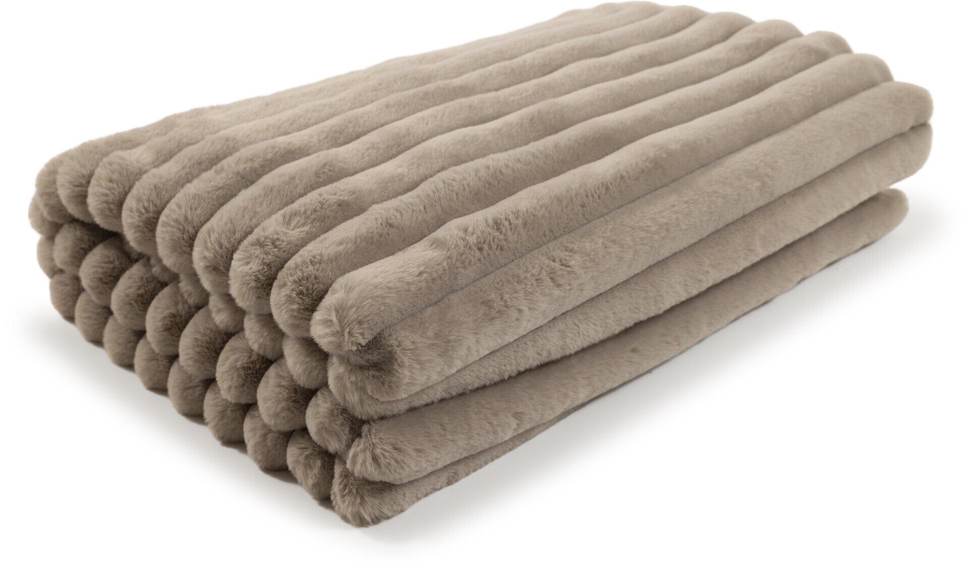 Flauschiges, hellgraues Kissen "Raya" aus Polyester mit Fellimitatstreifen, in leicht schräger Vogelperspektive gefaltet, um die weiche Textur und die voluminöse Optik zu zeigen.