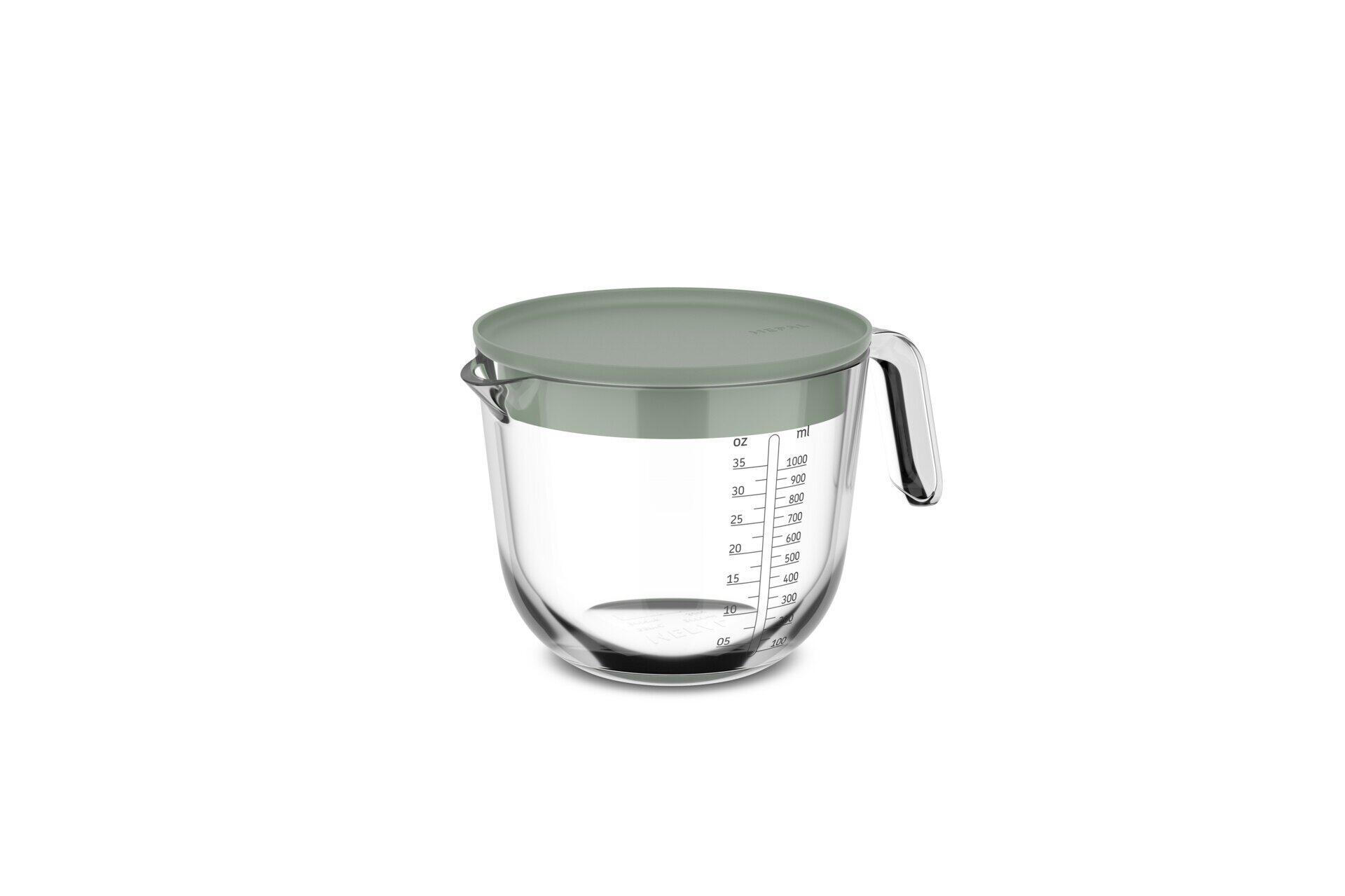 Messbecher Chef it aus Glas mit Deckel und Messmarkierungen in Unzen und Millilitern, abgebildet aus leicht erhöhter Seitenperspektive.