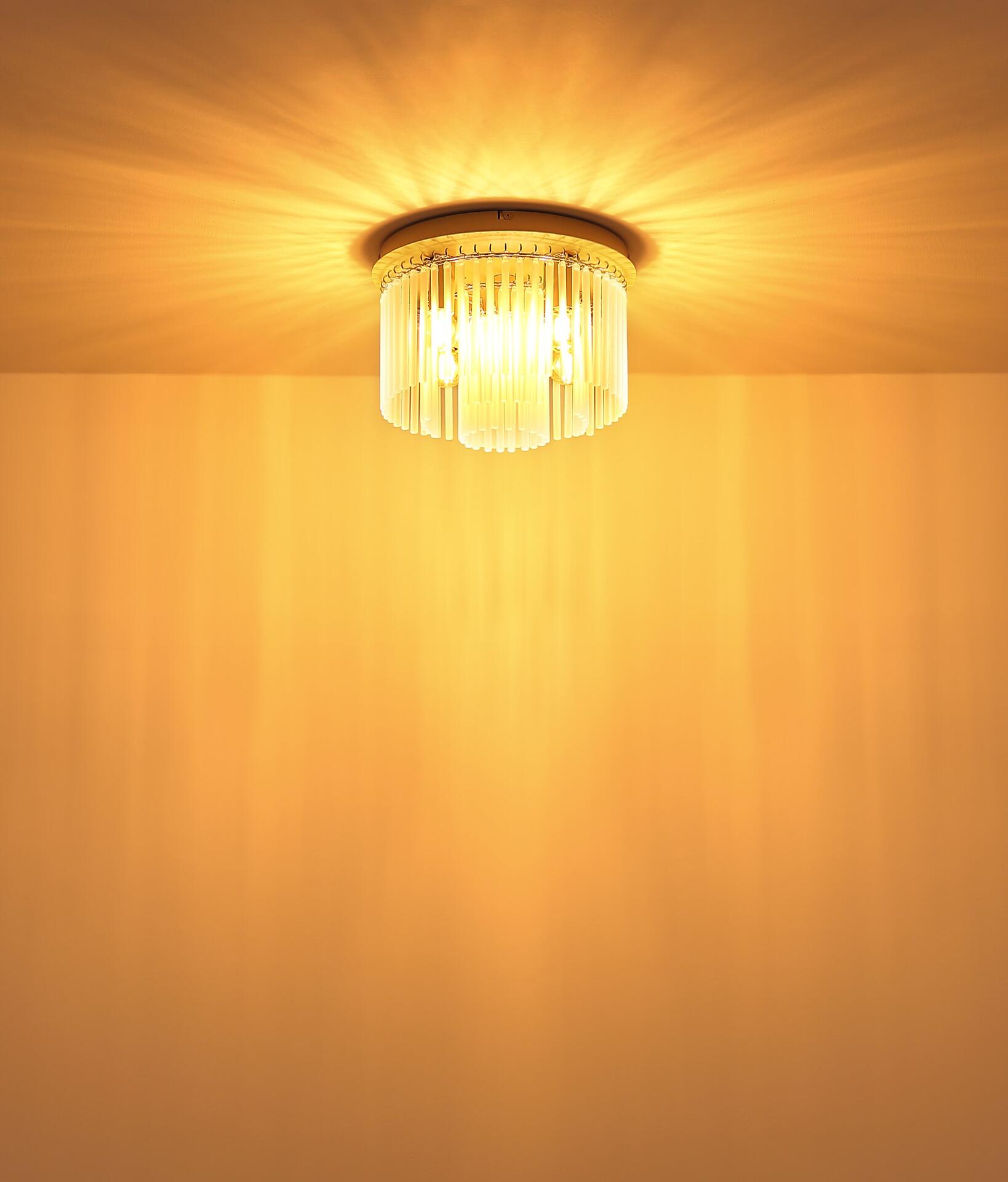 Dekorative Deckenleuchte GORLEY mit goldenem Rahmen und tropfenförmigen Glasornamenten, die das Licht streuen und einen warmen Schein erzeugen.