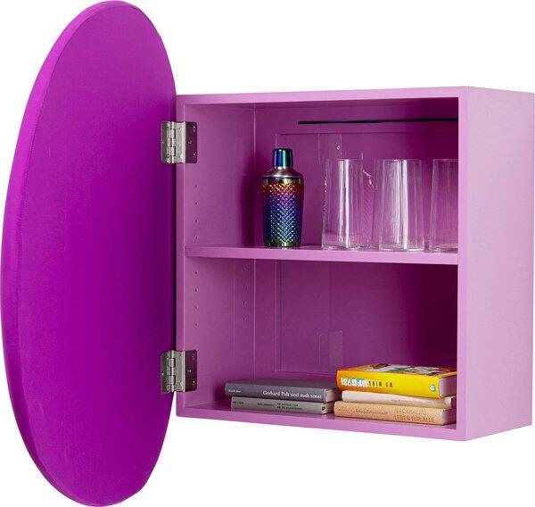 Nimbus Pink Wandregal mit geöffneten Türen und mehreren Regalböden, die Bücher und einen Cocktailshaker zeigen.