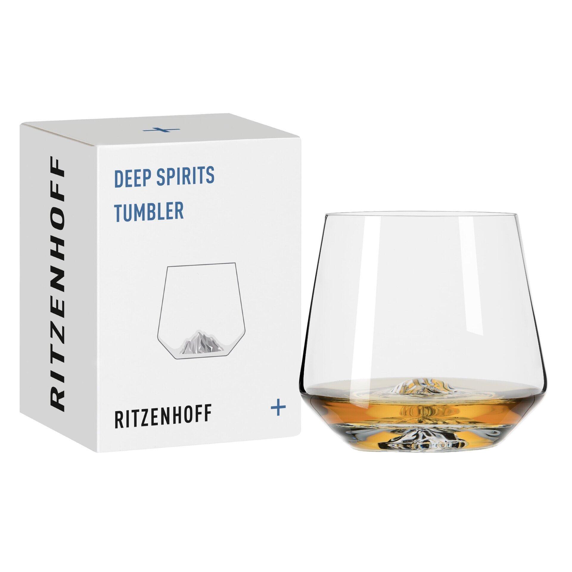 RITZENHOFF Deep Spirits Tumbler Whiskyglas mit quadratischer Form und eingravierten Bergspitzen im Boden, dargestellt aus Vogelperspektive und gefüllt mit Whiskey.