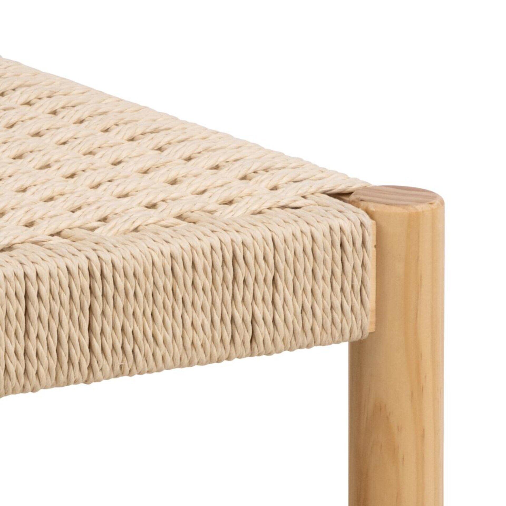 Detailaufnahme der geflochtenen Rattan-Sitzfläche des Hockers Alvin mit traditionellem Flechtmuster und angrenzendem hellen Holzgestell.