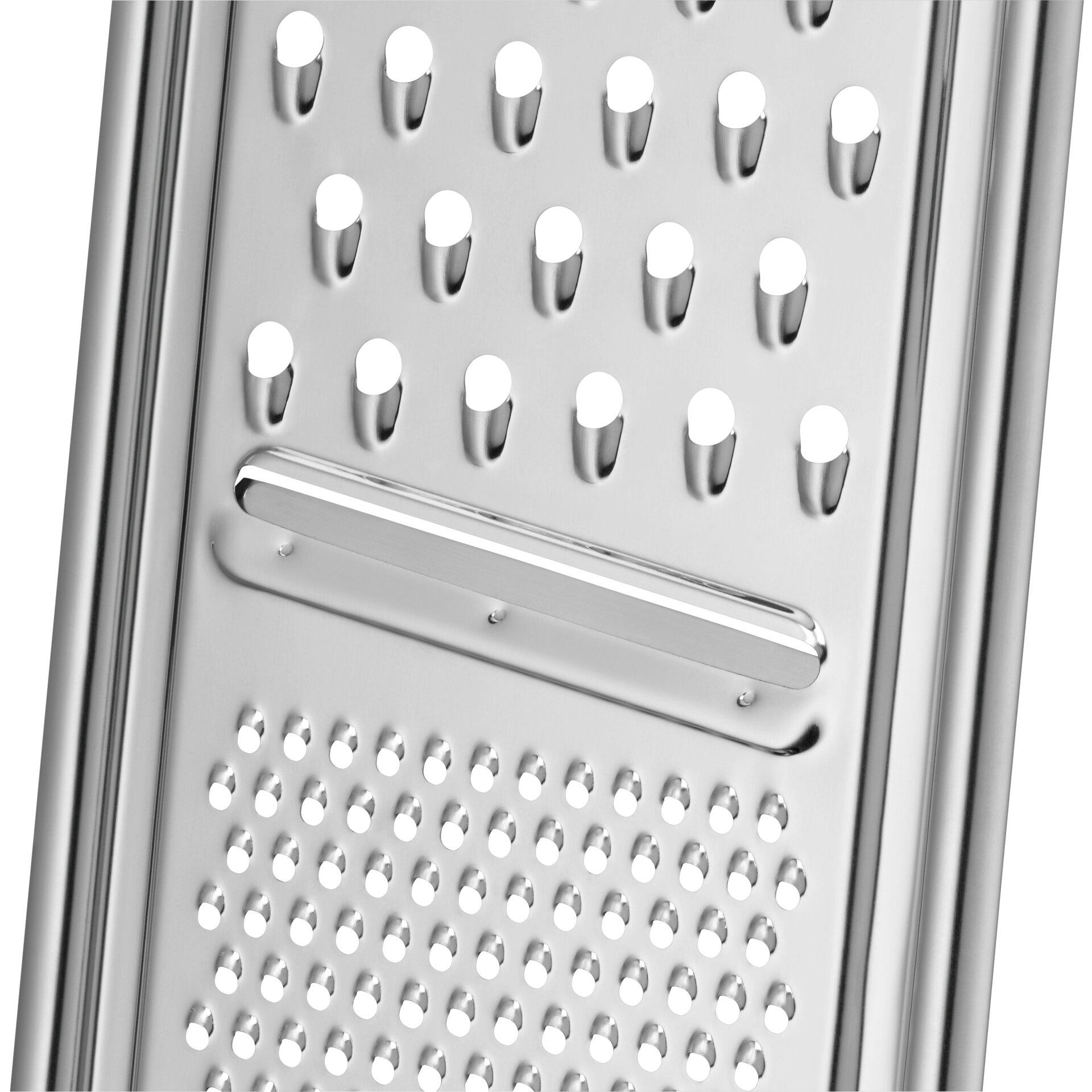 WMF Universalreibe: Nahaufnahme der Edelstahl-Schneidekante mit gelochter Oberfläche und ergonomischem Griff.