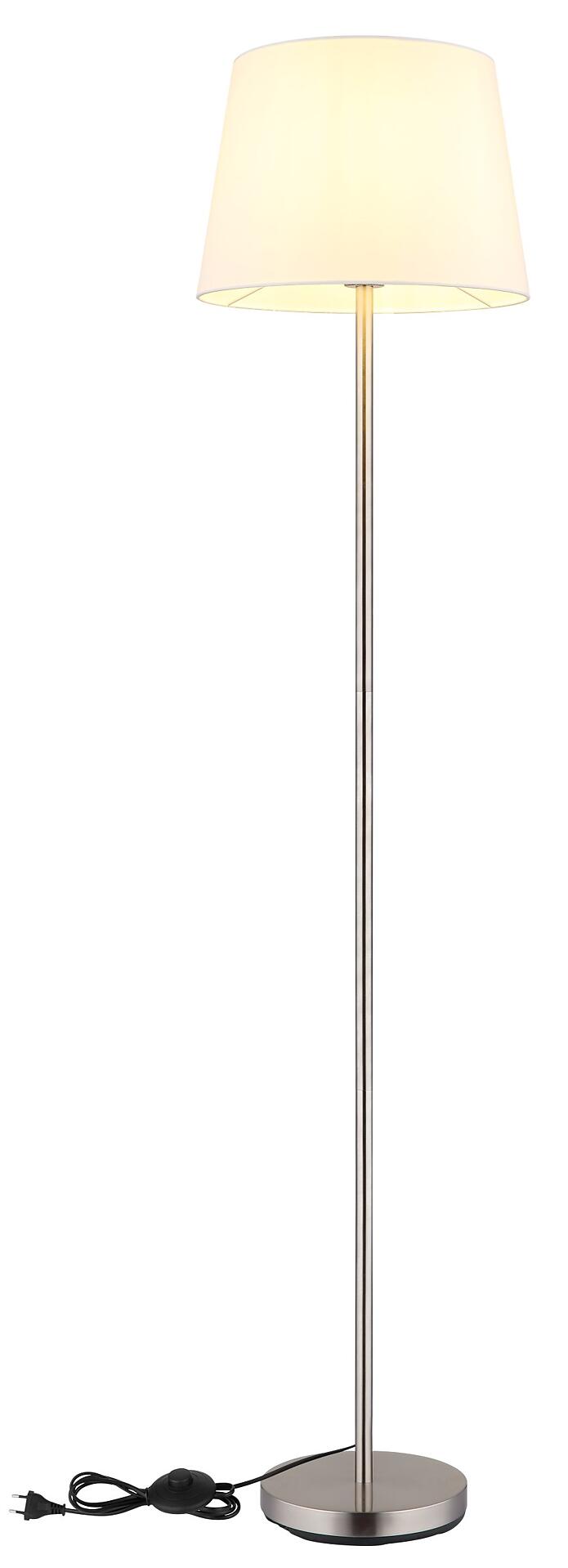 Stehleuchte JORIS mit runder Fußplatte, schmalem silberfarbenem Korpus und konischem, beige-farbenem Textilschirm, inklusive Fußtrittschalter am Kabel.