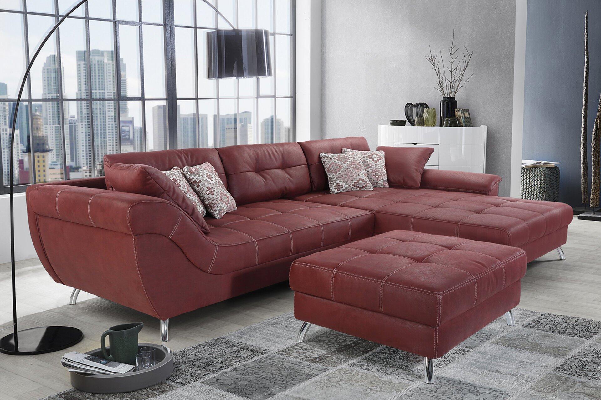 Rotbraune Wohnlandschaft San Francisco mit Fußhocker und Chaiselongue, flexibel montierbar, im modernen Wohnzimmer mit Stadtblick.