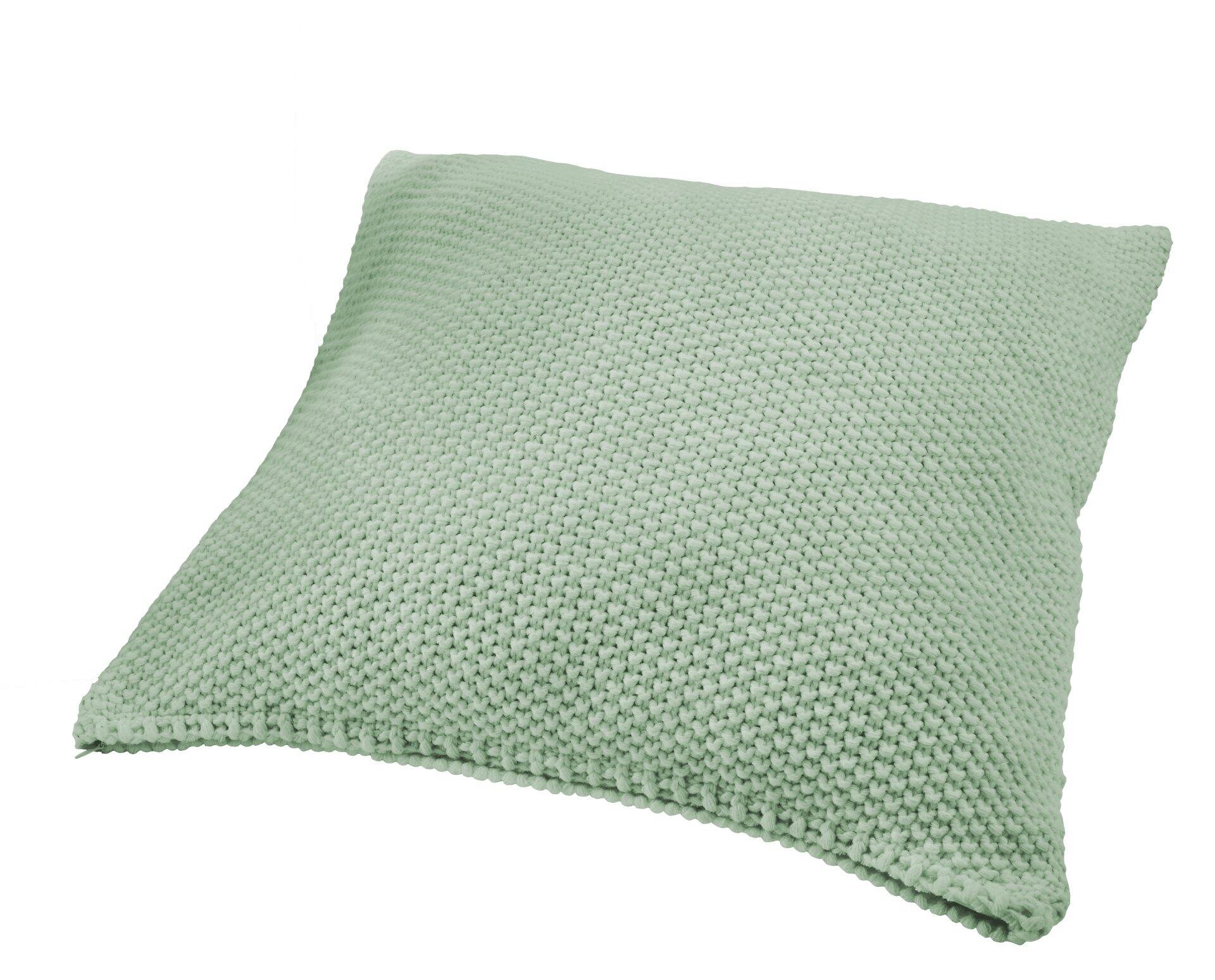 Detailaufnahme einer salbeifarbenen Strickkissenhülle aus Polyacryl mit strukturierter Oberfläche und Reißverschluss.