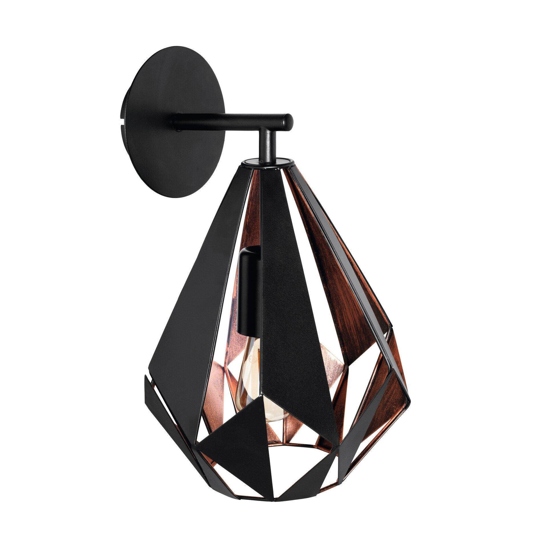 Wandleuchte Carlton 1 mit geometrischer Metallstruktur und orangefarbener Lichtreflexion im Seitenblick.