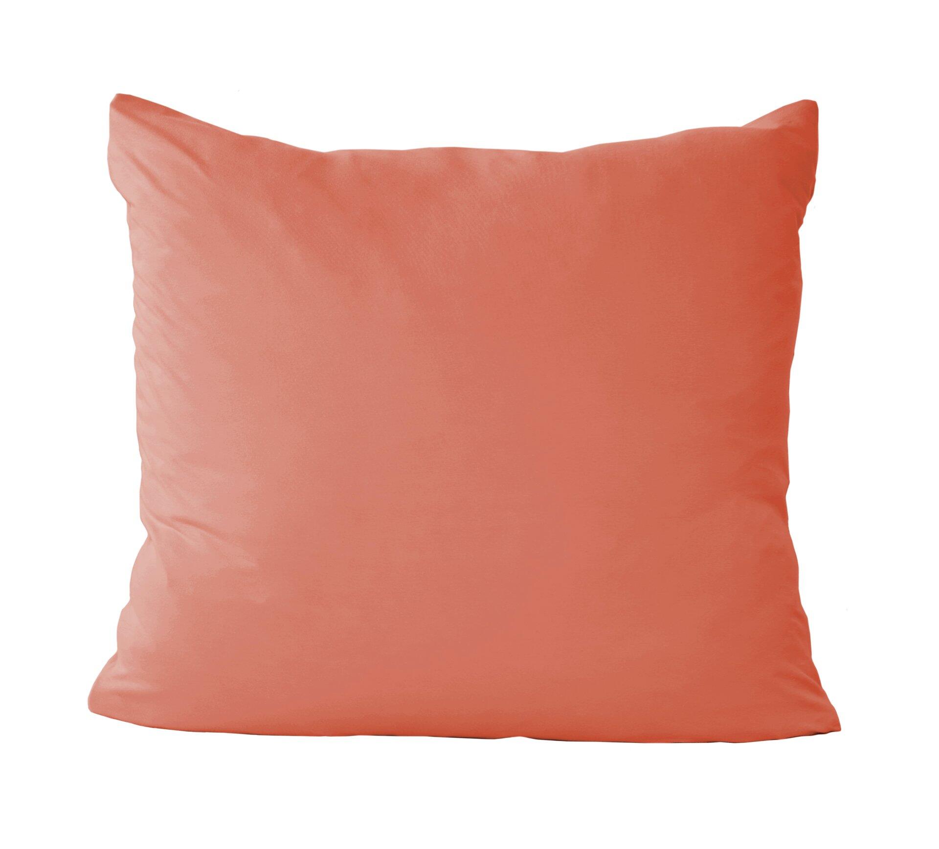 Heller, abgerundeter Kissenbezug siena aus Mako-Feinjersey in orangefarbener Farbe, frontal und leicht von unten fotografiert.