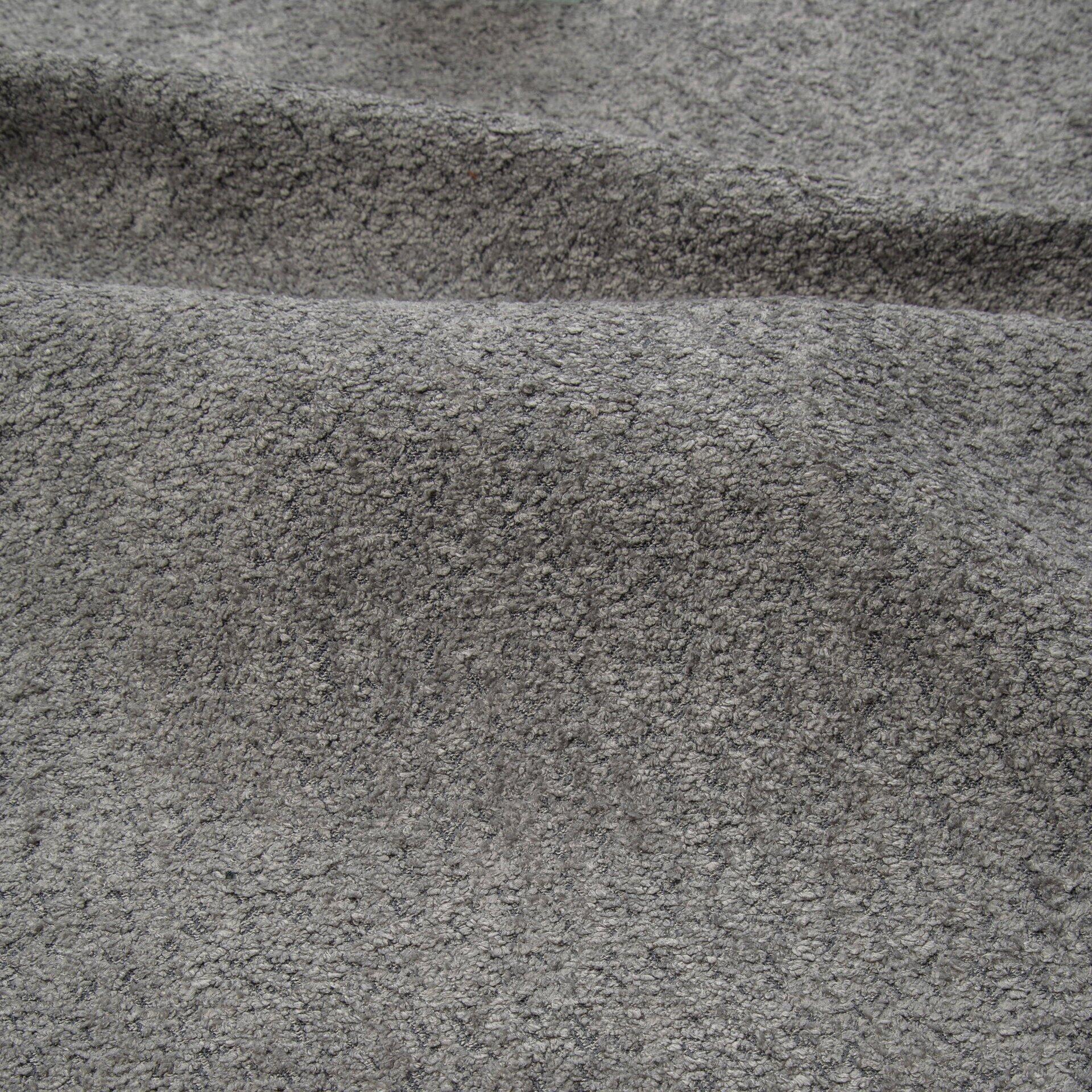 Detailaufnahme des anthrazitfarbenen, weichen Stoffes des Ecksofas Malmo mit flauschiger Textur.