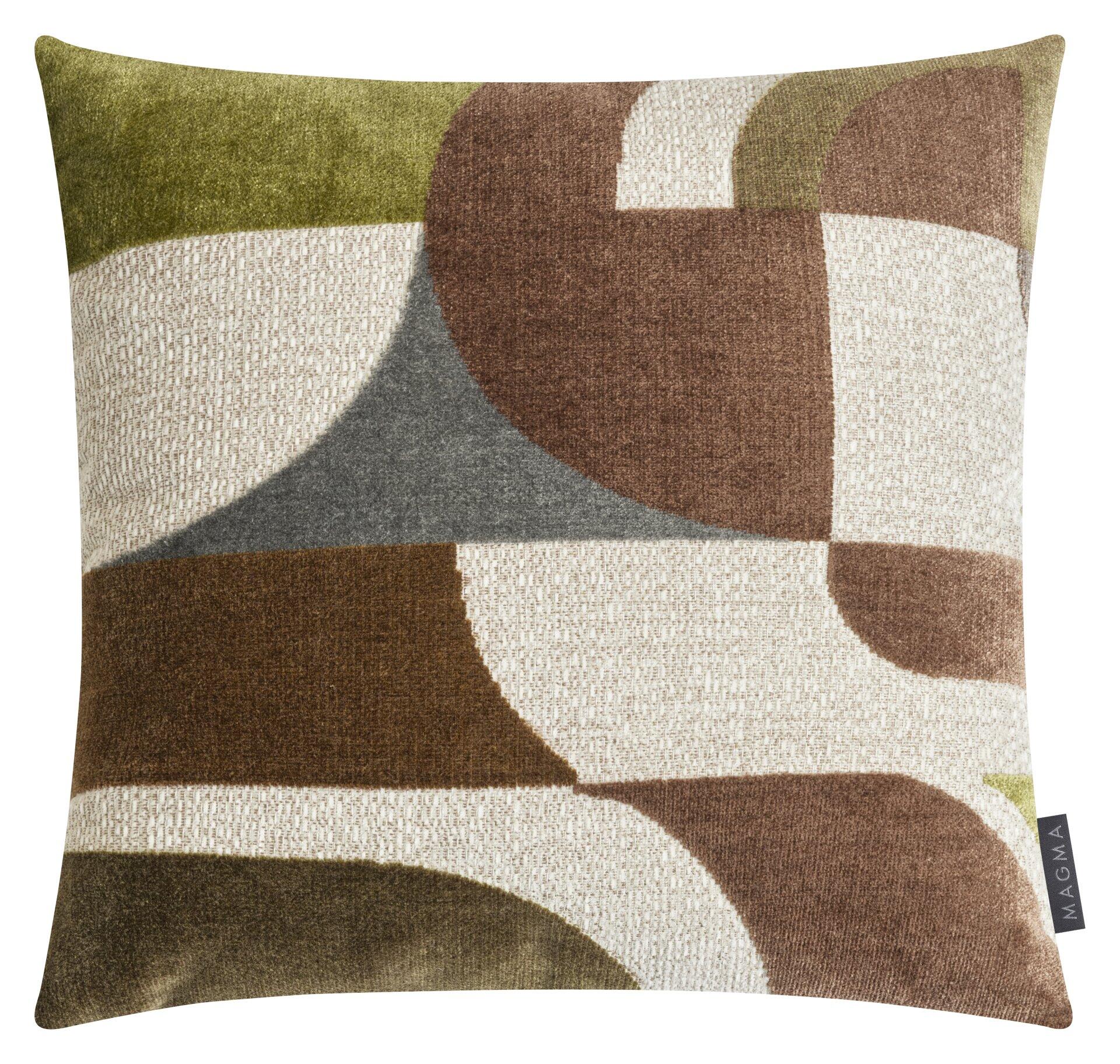 Kissenhülle Baccara mit grafischem, geometrischem Muster in Braun, Beige, Dunkelbraun und Olivgrün, frontal und leicht von oben abgebildet.