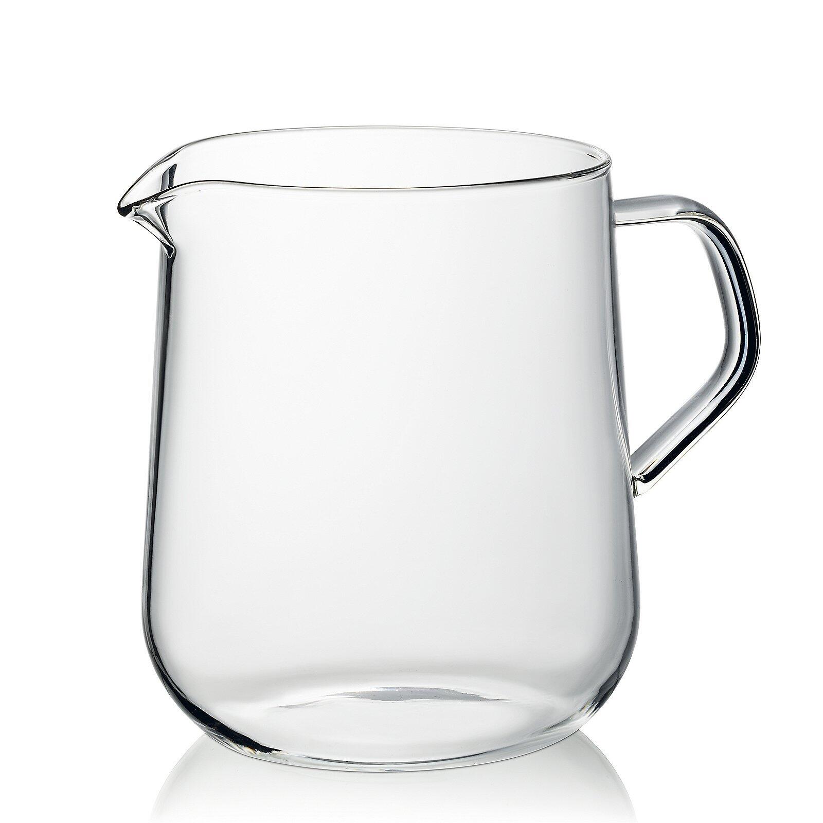 Milchkrug Fontana: Transparentes Glasgefäß mit schmalem, gebogenem Griff und konischer Form, detailreich aus Seitenperspektive abgebildet.