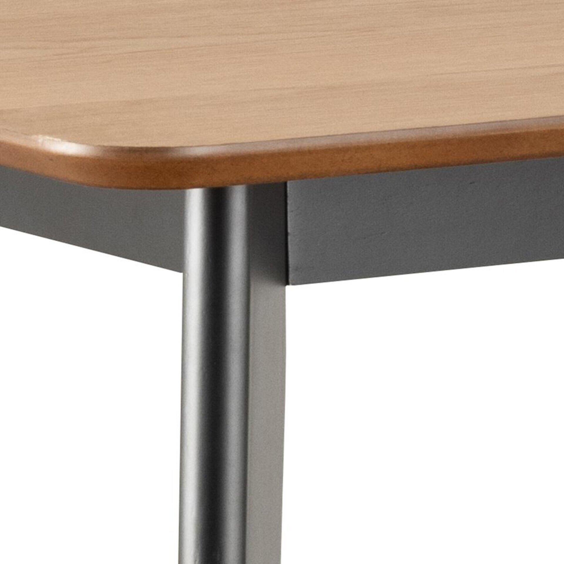 Bartisch Roxby mit quadratischer Tischplatte in hellen und dunklen Holzoptik und silbernen Tischbeinen, Detailaufnahme aus der Vogelperspektive.
