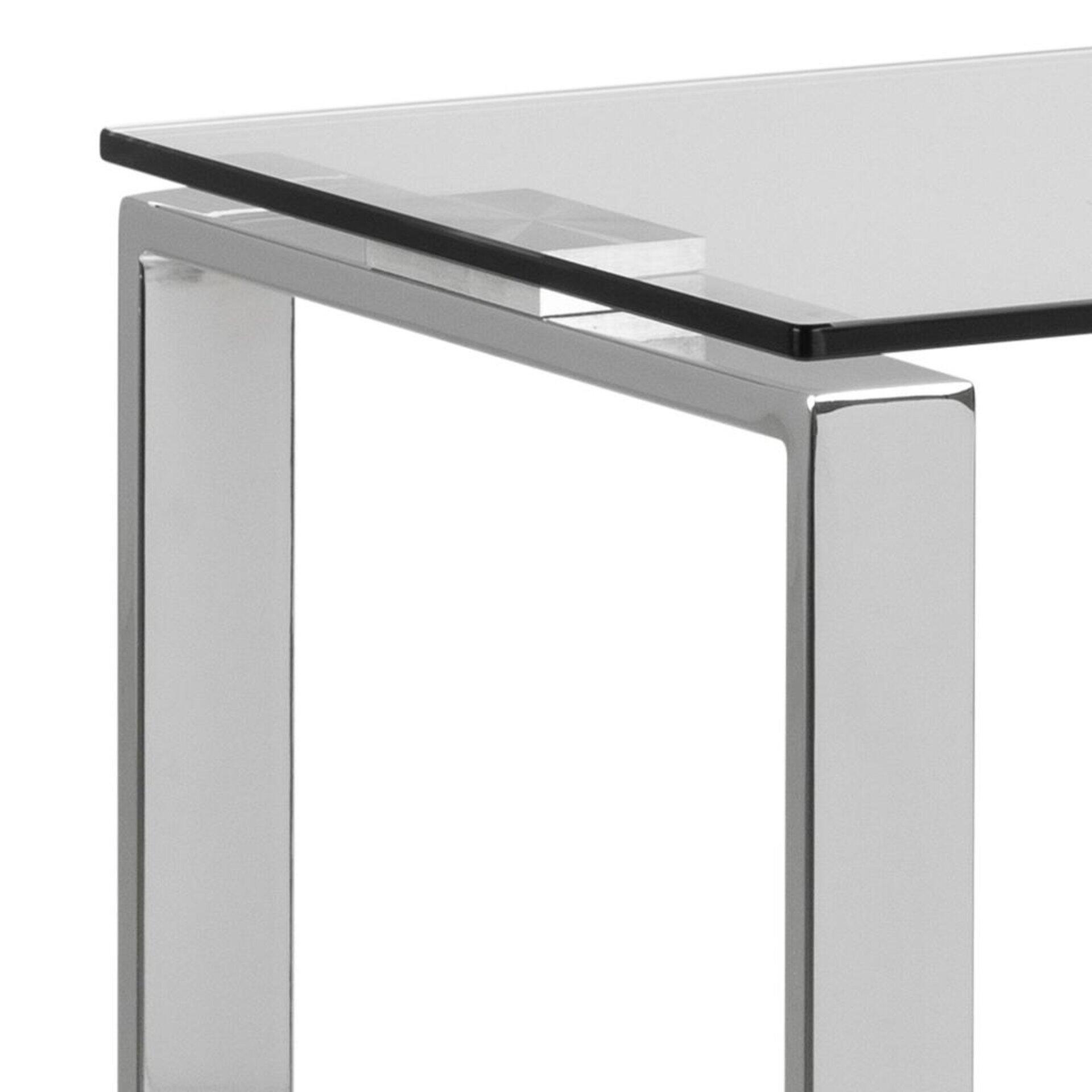 Konsolentisch Katrine: Detailaufnahme des Chromstahl-Gestells mit rechteckigem Design und Glasplatte