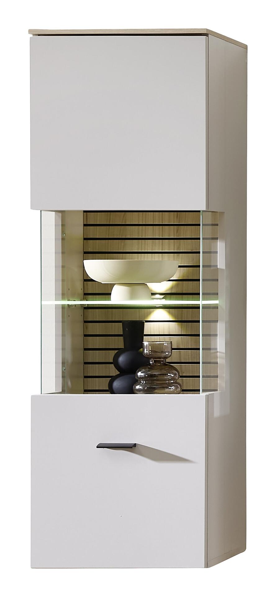 Hängevitrine Ina mit Riva Eiche Nb-Oberb., Glastür, Schublade mit Griffmulde und integrierter LED-Beleuchtung, dargestellt in einer Frontalperspektive.