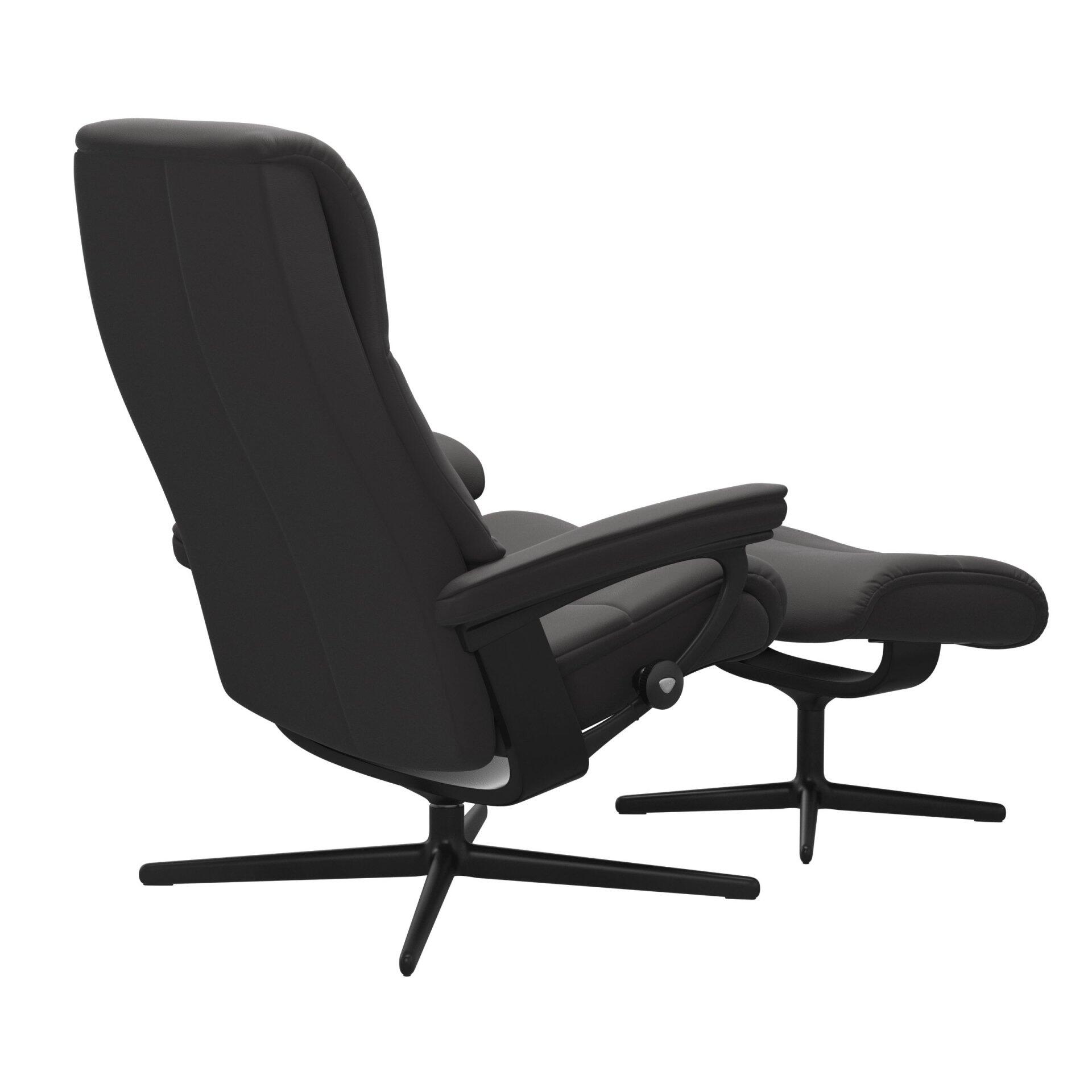 Relaxsessel View in Schwarz mit Drehfußgestell und Fußhocker, Detailaufnahme der seitlichen Perspektive und manuell verstellbaren Fußhockerfunktion.