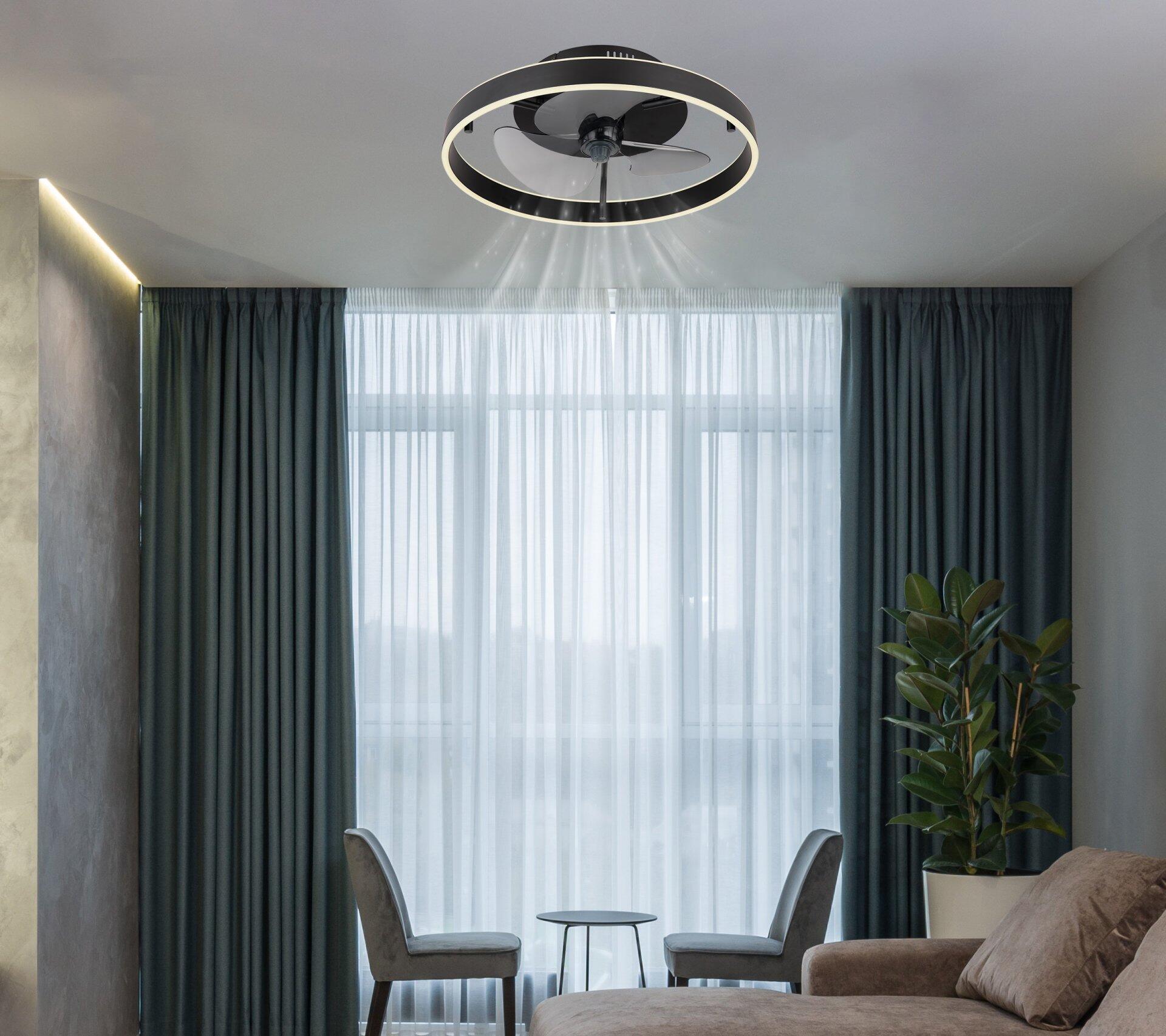 Deckenventilator CONWAY mit ringförmigem Design und integriertem Ventilator, dargestellt aus leicht unterer Perspektive, um seine Größe und die Kombination aus Beleuchtung und Belüftung zu betonen.