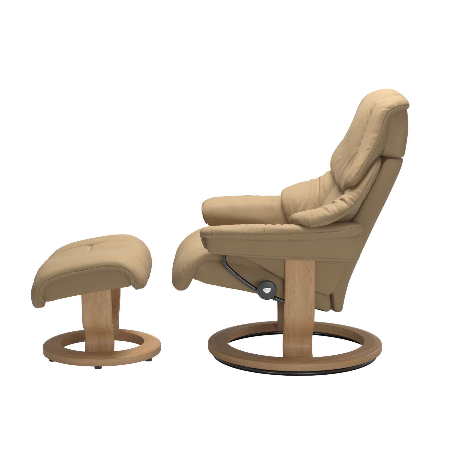 Relaxsessel Reno mit hochverstellbarer Kopfstütze und 360° Drehfunktion, abgebildet aus Dreiviertelperspektive mit integriertem Mechanismus zur Verstellung und passendem Fußhocker auf Holzfüßen.