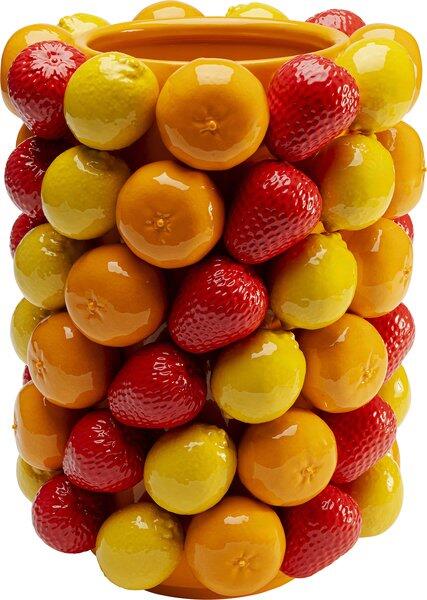 Nahaufnahme einer handbemalten Porzellanvase aus der Fruit Parade Serie, gefüllt mit einer üppigen Mischung aus roten Erdbeeren und gelben Zitronen.