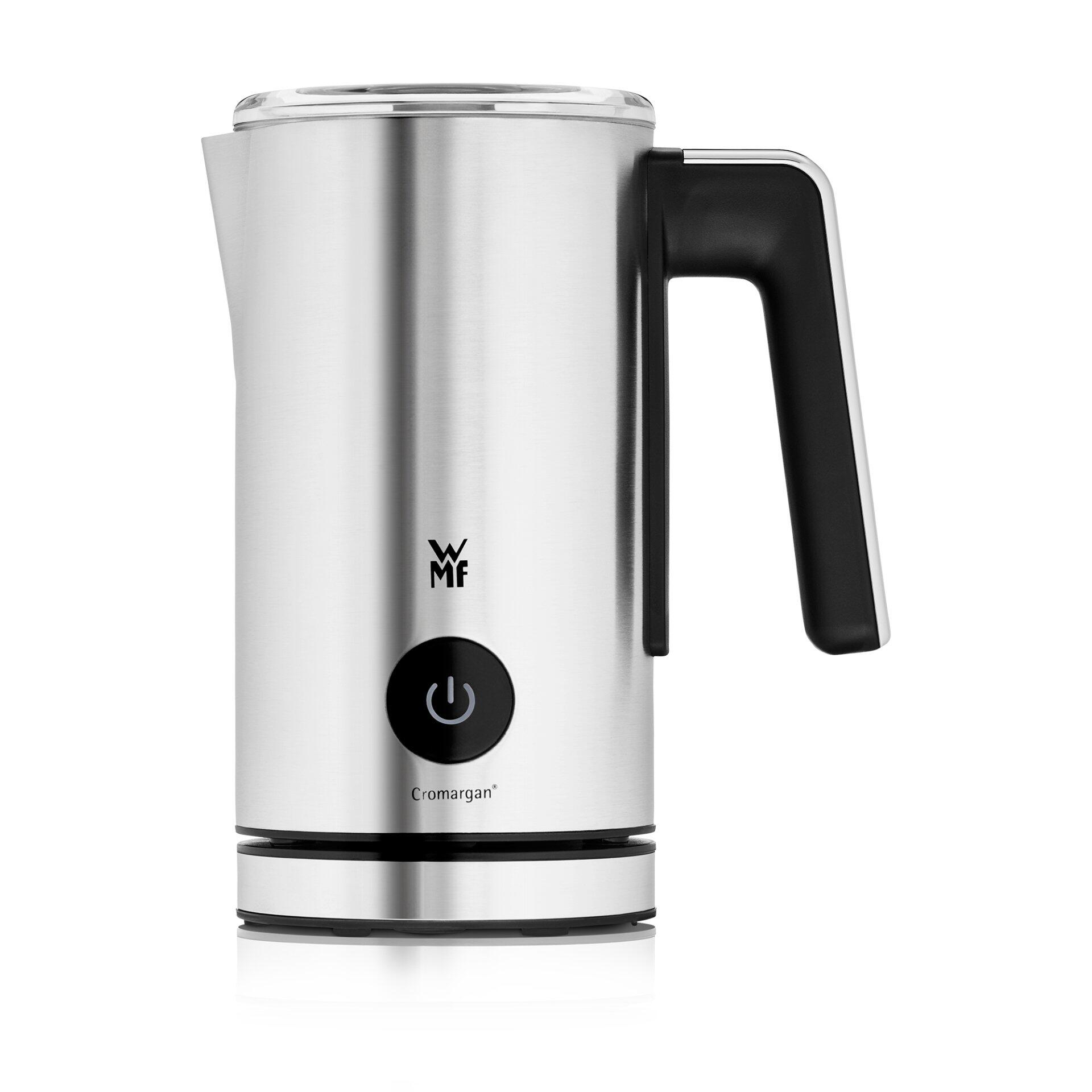 WMF Stelio Milchaufschäumer mit silbernem Gehäuse, minimalistischem Design, WMF-Logo und einem schwarzen Knopf auf der Oberseite.