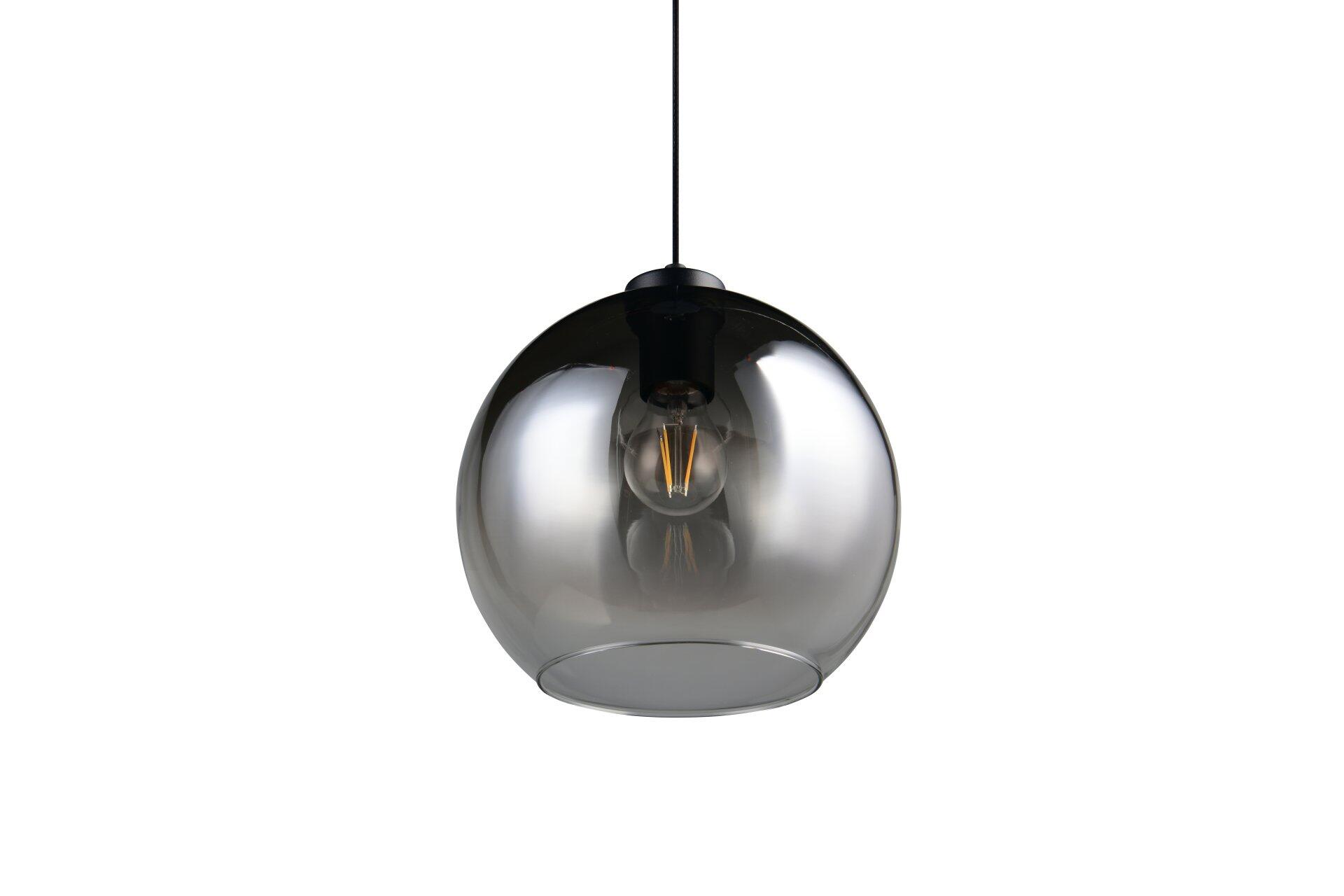 Pendelleuchte Liora, kugelförmiges Design mit rauchig-grauer Glaskugel und Edison-Glühbirne, fotografiert von oben und leicht von vorne.