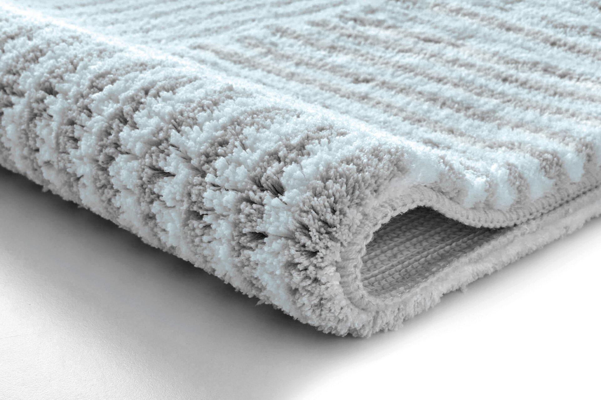 WC-Vorleger Chelsea: Detailaufnahme des hellgrauen Teppichs mit hochfloriger Textur und rutschfester Rückseite.