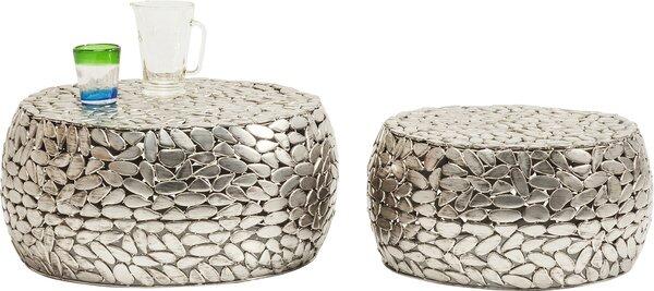 Zwei silberfarbene Pebbles Deluxe Couchtische aus Stahl mit mosaikartiger Oberfläche und leicht gewölbter Form, wobei ein Tisch einen Becher zur Größenveranschaulichung trägt.