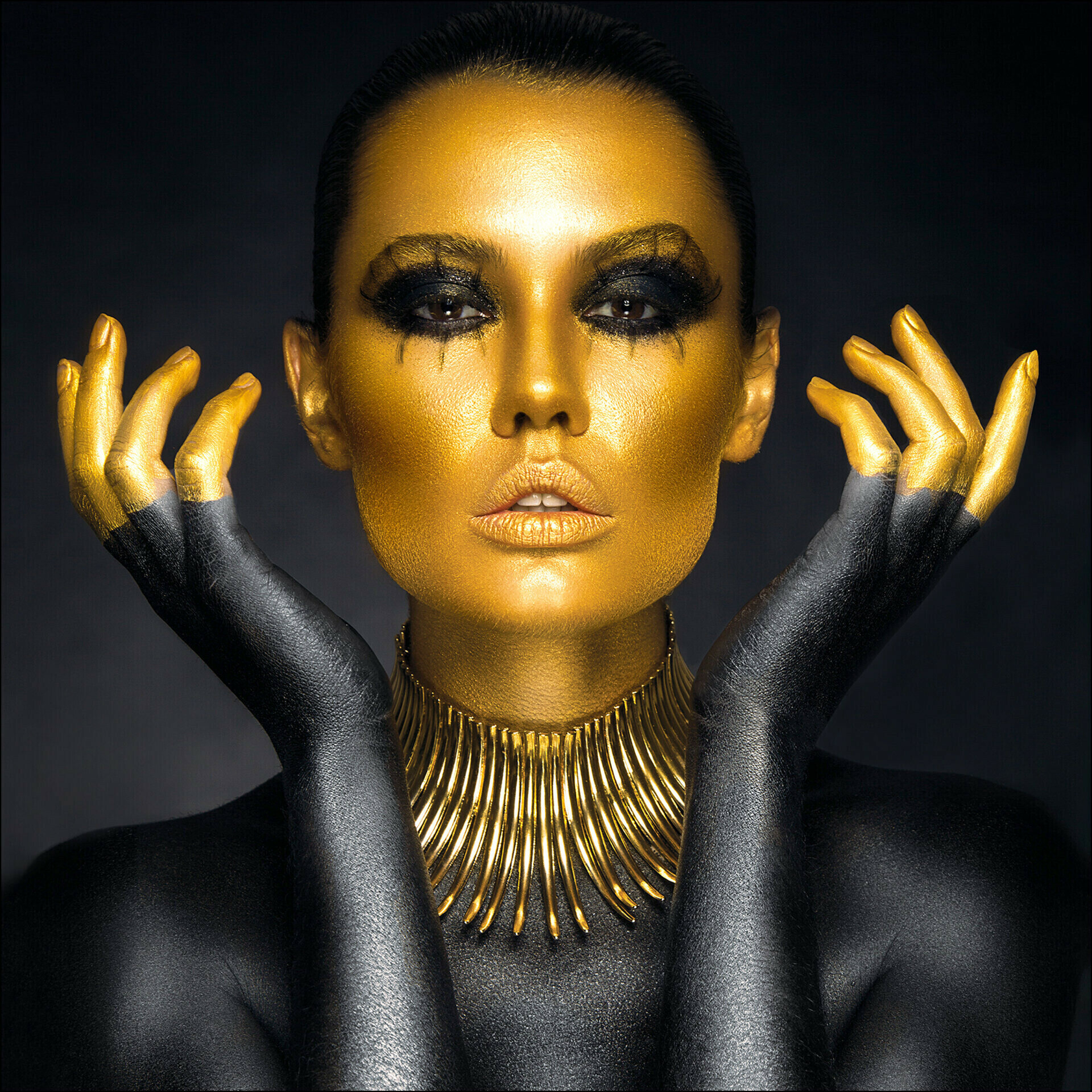Glas-Art, Hands on her face
